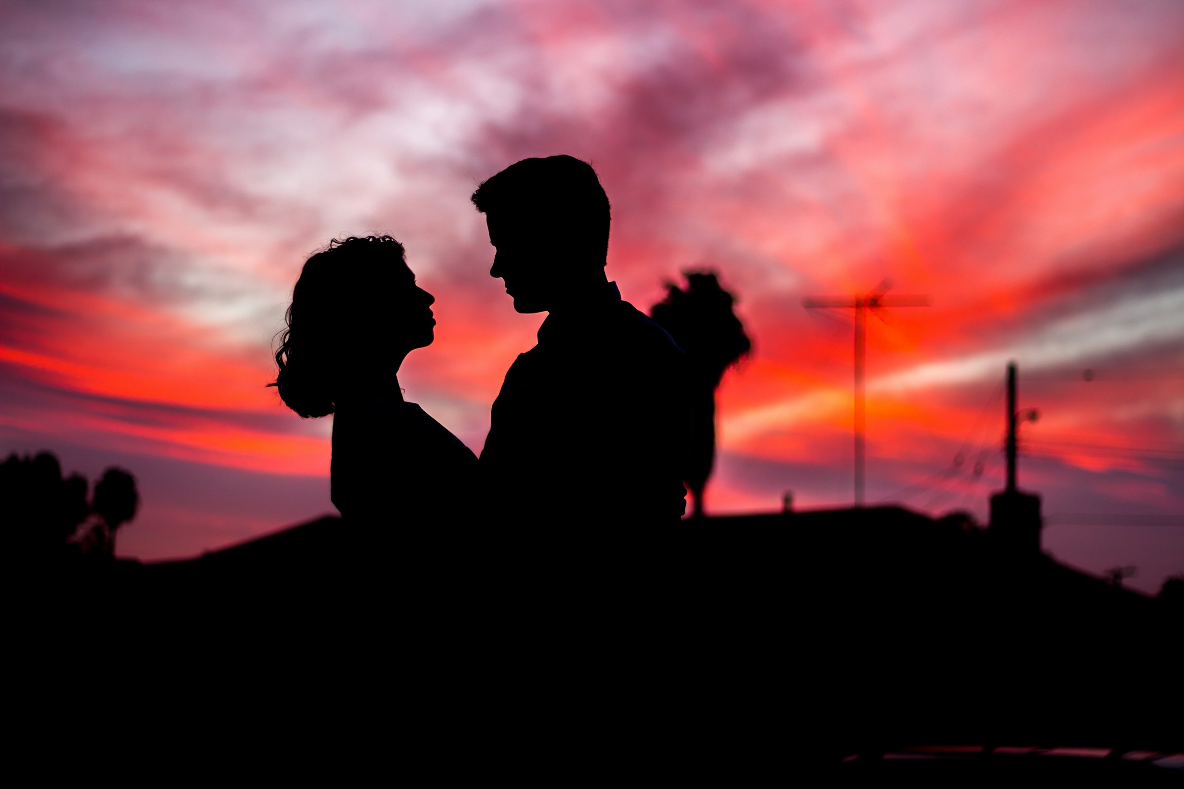 Silhouette d'un couple qui se regarde fixement | Source : Unsplash