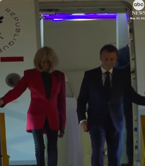 Brigitte et Emmanuel Macron descendant les marches de l'avion. | Source : Instagram/abcnews