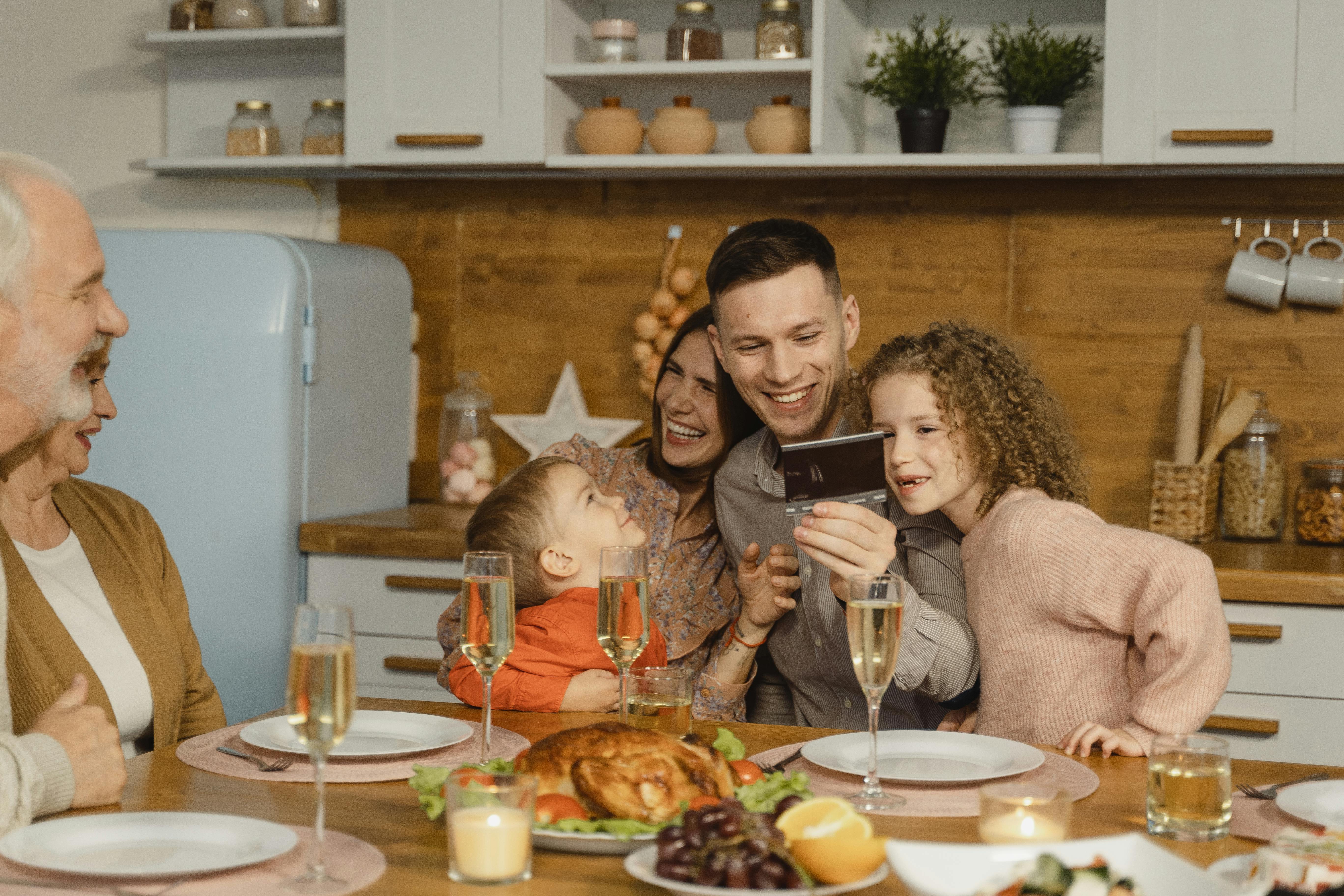 Une famille assise sur une table de dîner | Source : Pexels