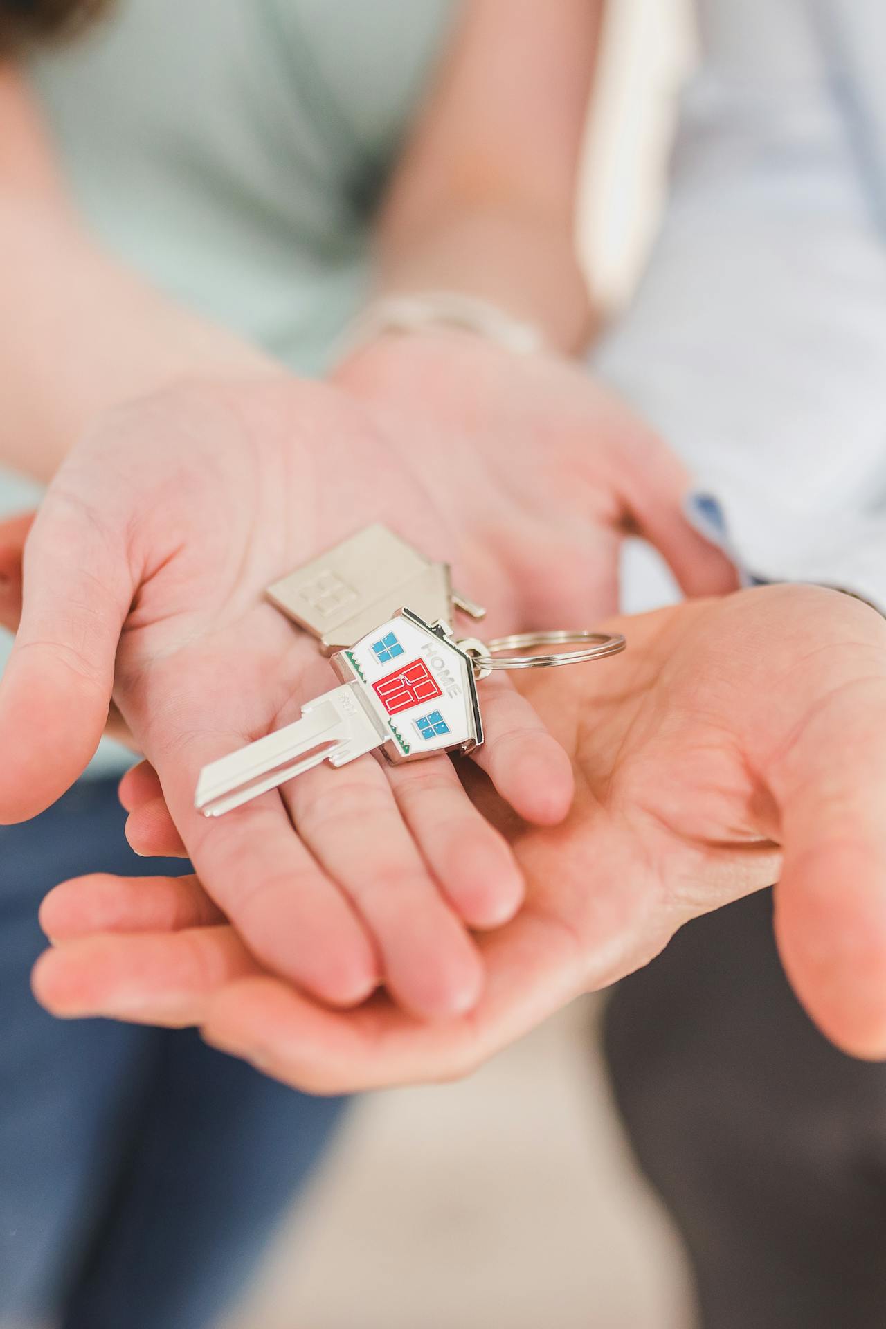 Un couple tenant une clé de maison | Source : Pexels