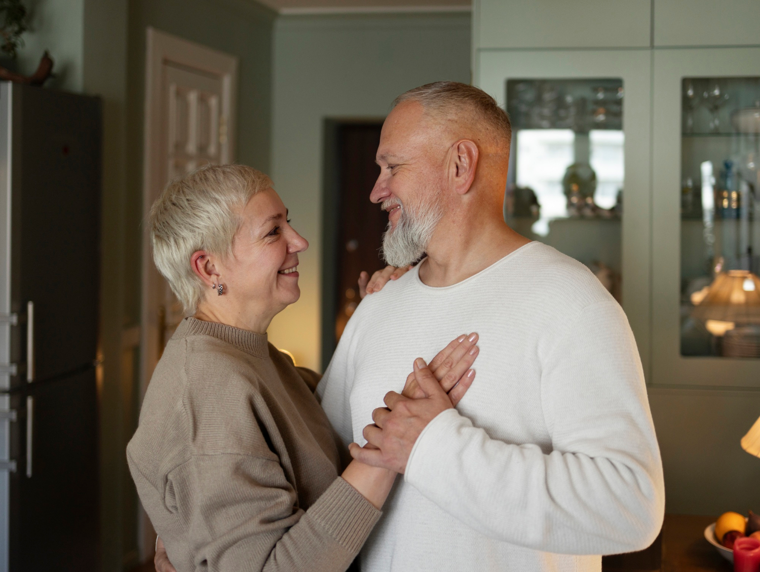 Un couple de seniors se regardant avec amour et compréhension | Source : Freepik
