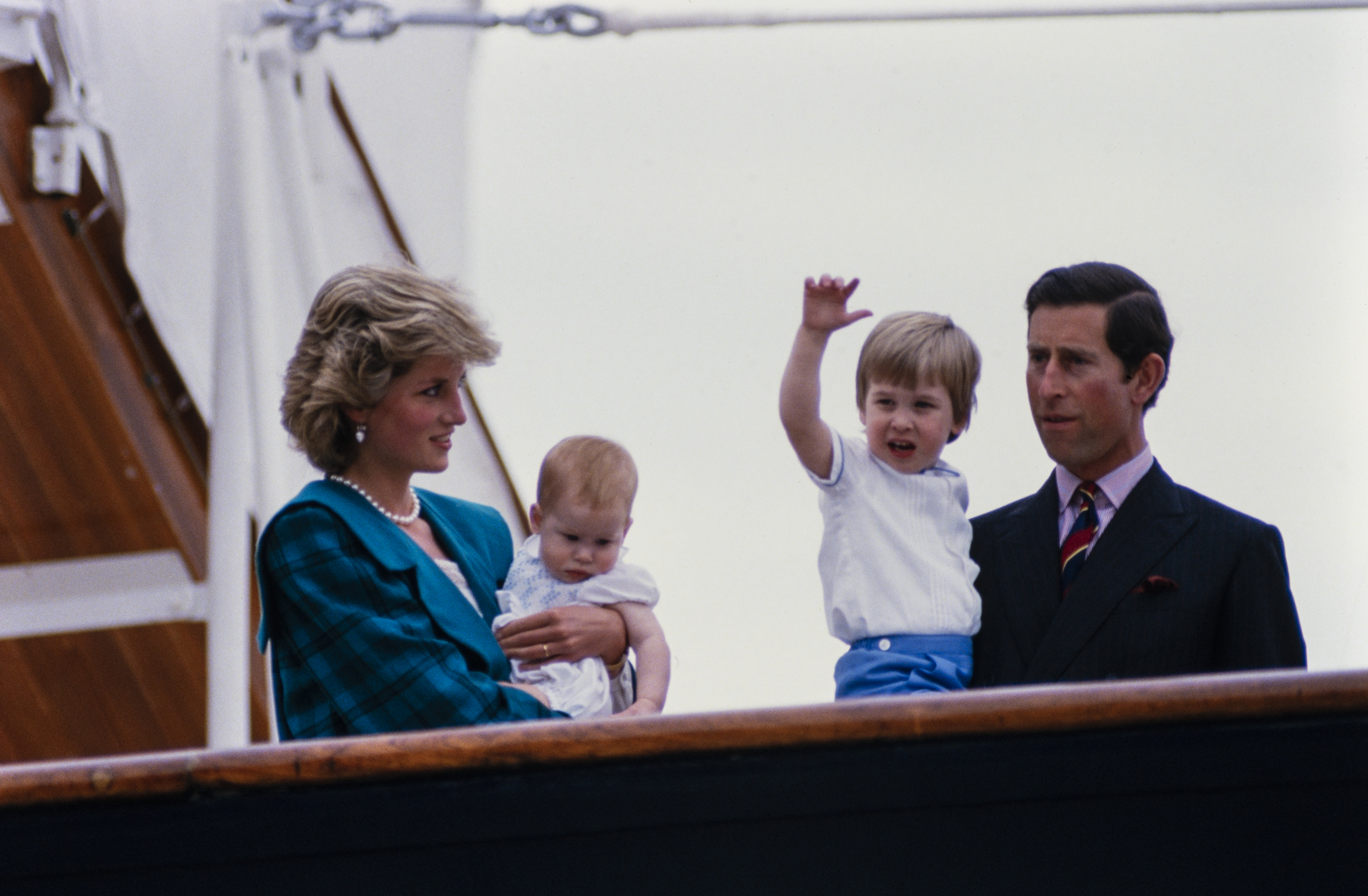 Diana Princesse de Galles et Charles Prince de Galles tiennent le Prince Harry et le Prince William le 5 mai 1985 à Venise, Italie | Source : Getty Images