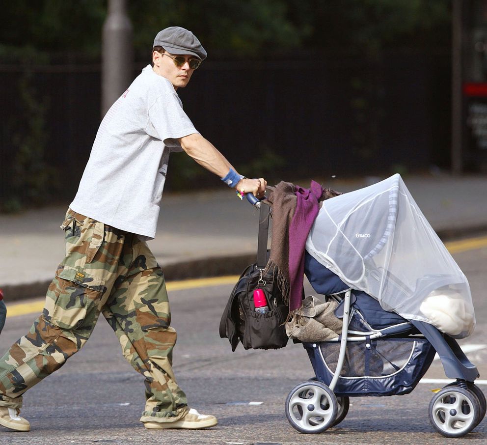 Johnny Depp emmène sa fille pique-niquer dans un parc de Londres. | Source : Getty Images