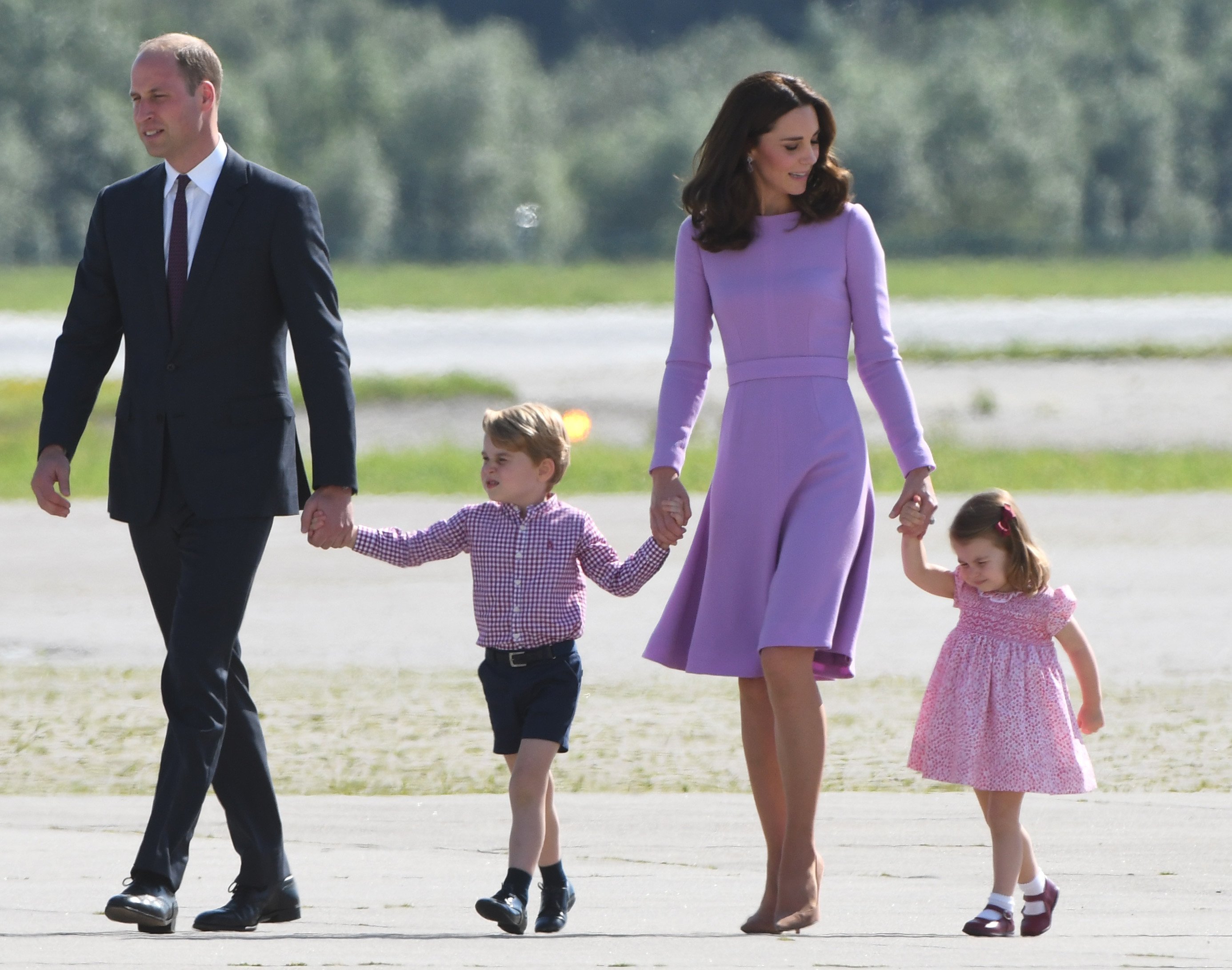 Le prince William et son épouse Kate Middleton et leurs enfants, le prince George et la princesse Charlotte, à Hambourg, dans le nord de l'Allemagne, le 21 juillet 2017 | Source : Getty Images