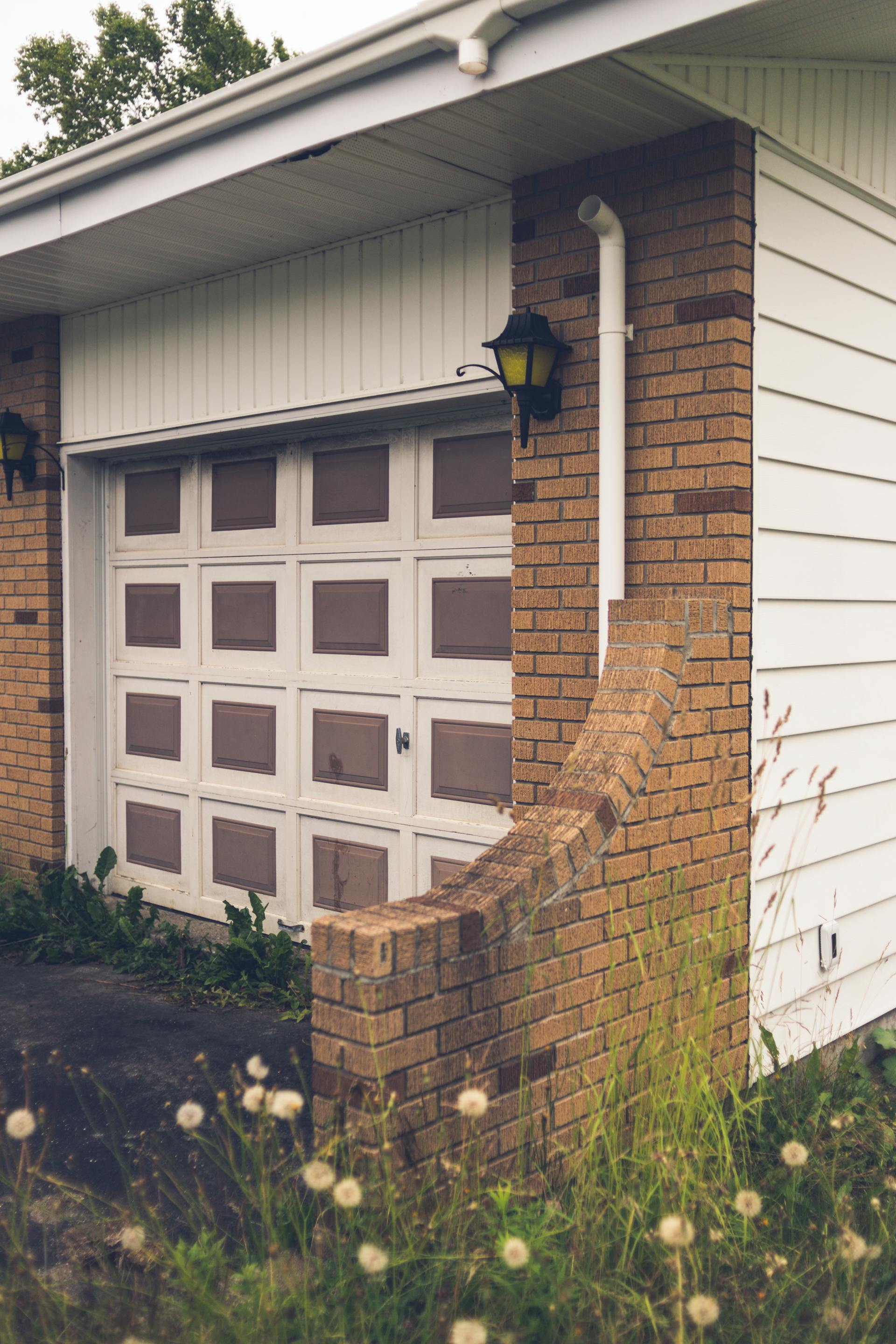 Porte de garage d'une maison | Source : Pexels
