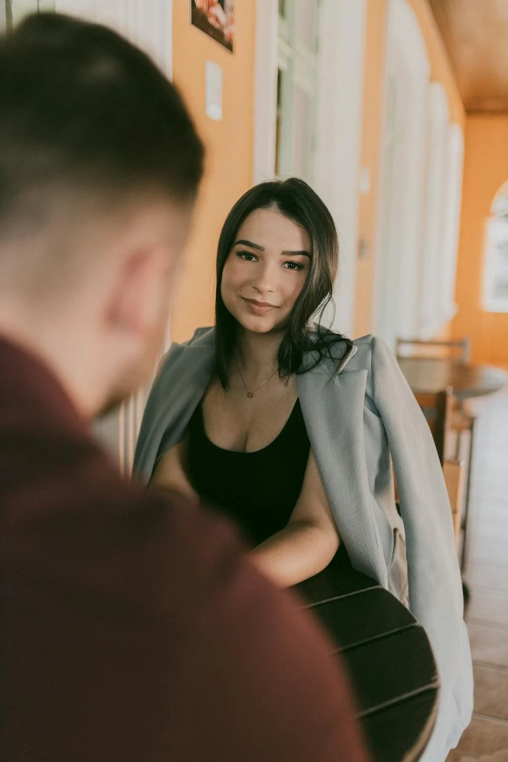 Une femme souriante dans un café | Source : Pexels