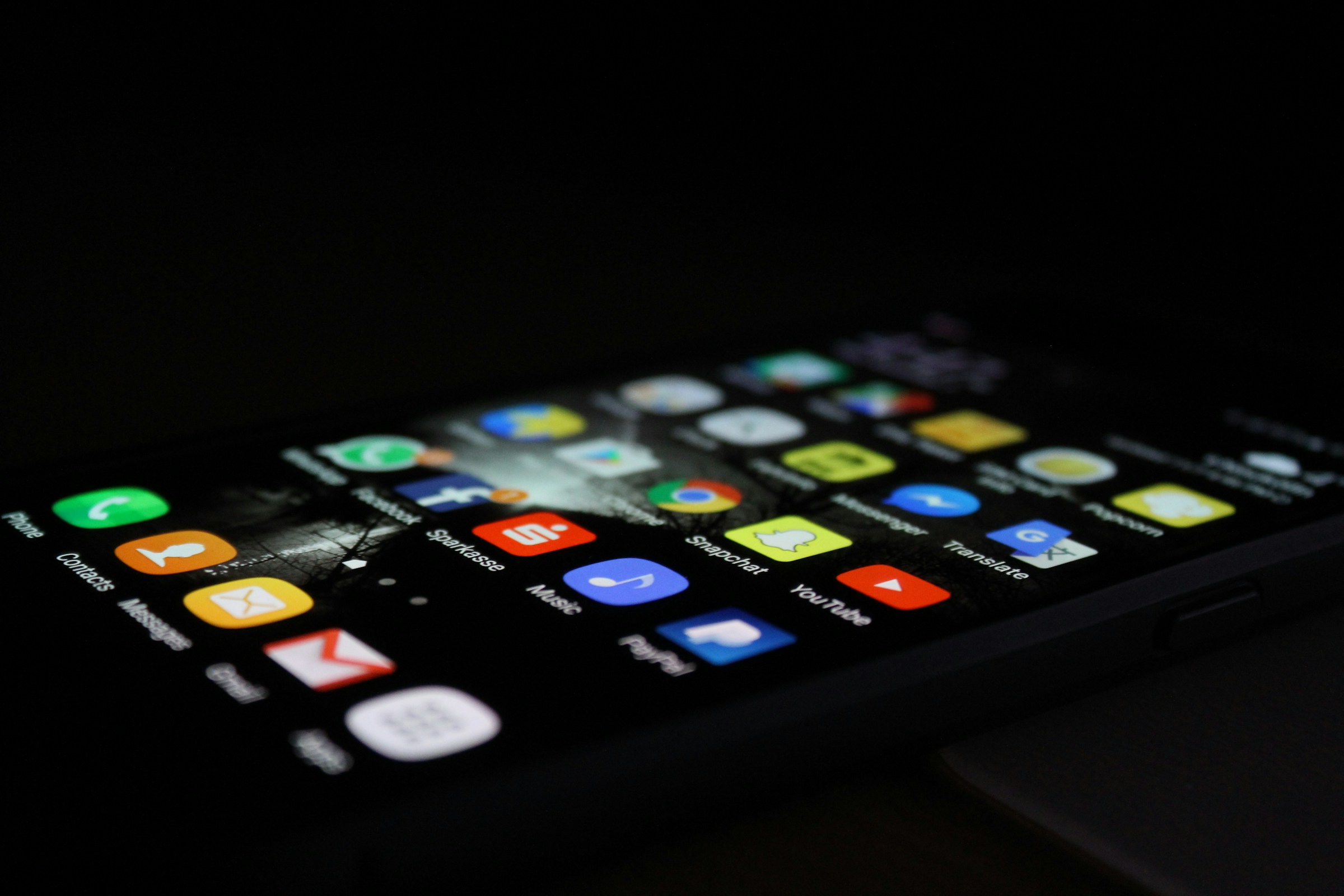 Un gros plan d'un téléphone | Source : Unsplash