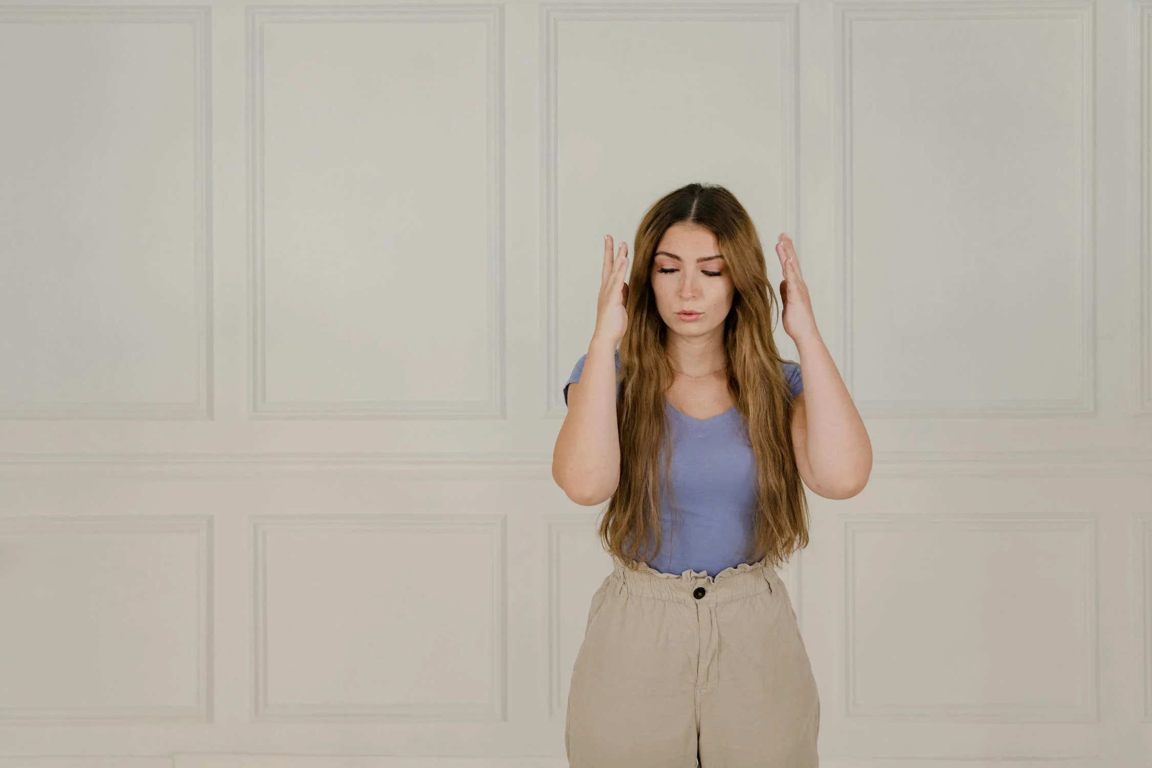 Une femme en colère qui se tient les mains en l'air | Source : Pexels