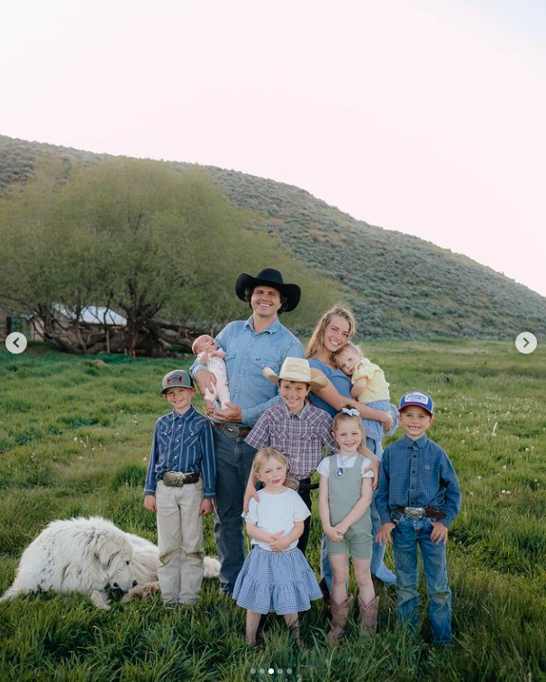 Hannah et Daniel Neeleman avec leurs enfants, sur une photo postée le 10 juin 2022 | Source : Instagram/ballerinafarm