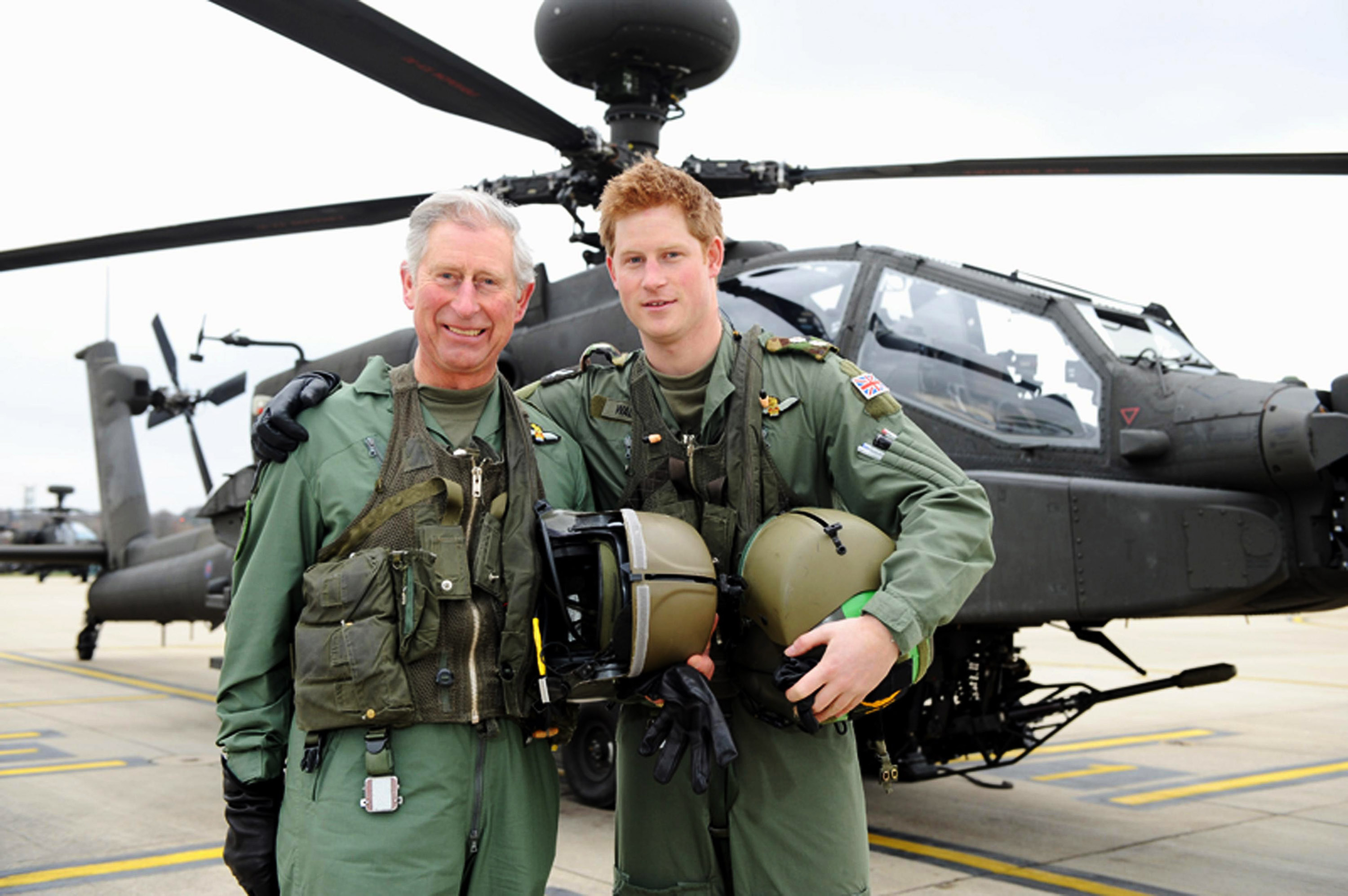 Le prince Harry et son père, le prince Charles, au centre d'aviation de l'armée, le 21 mars 2011 à Middle Wallop, en Angleterre | Source : Getty Images