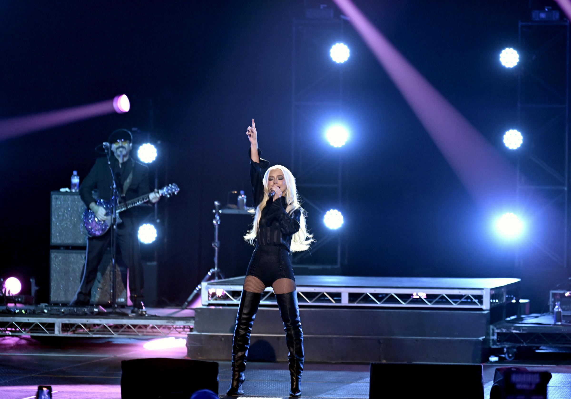 Christina Aguilera se produit lors du rassemblement de la campagne électorale de la veille de l'élection de Harris-Walz au MGM Grand Garden Arena à Las Vegas, Nevada, le 4 novembre 2024 | Source : Getty Images