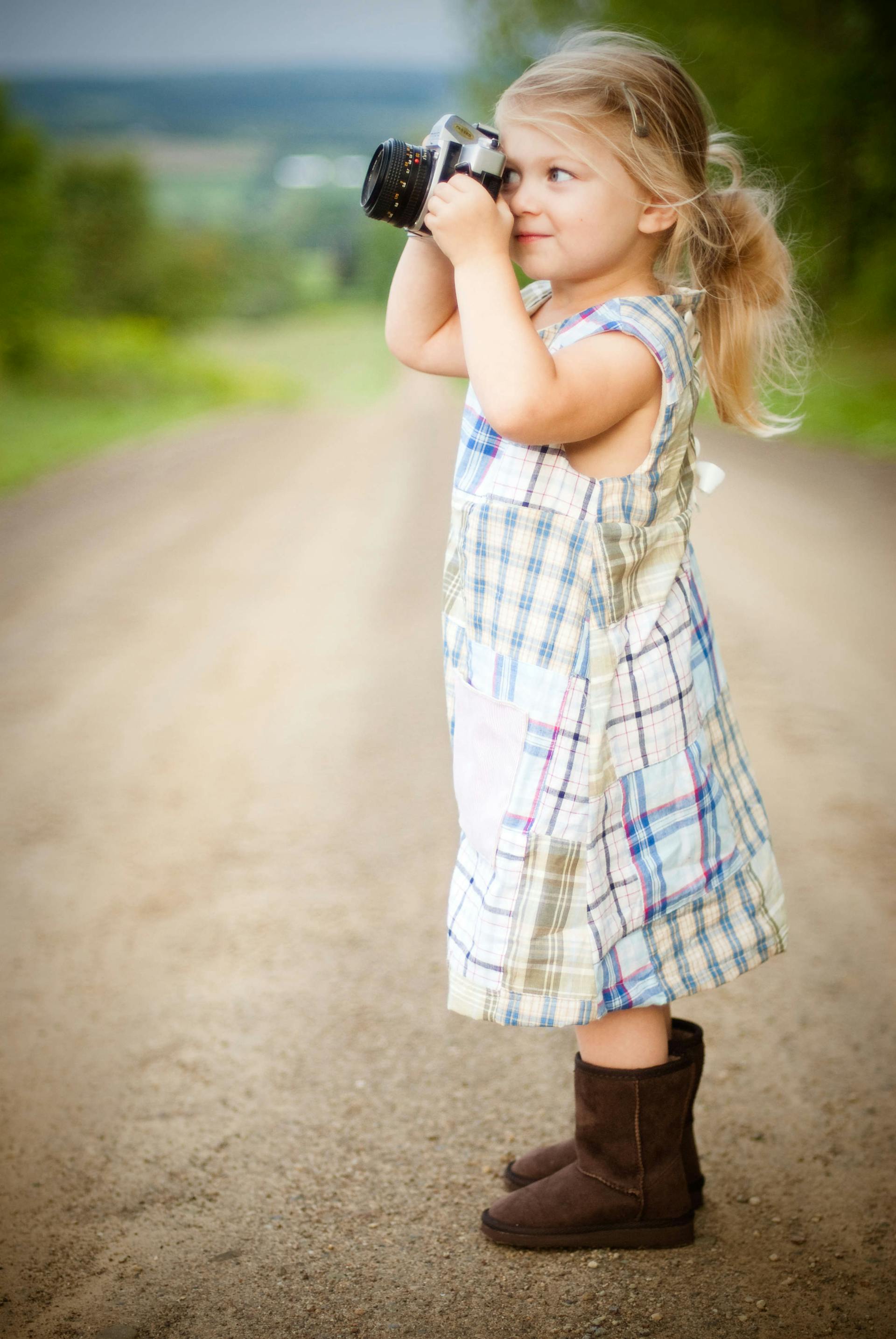 Une petite fille qui clique sur une photo avec son appareil photo | Source : Pexels