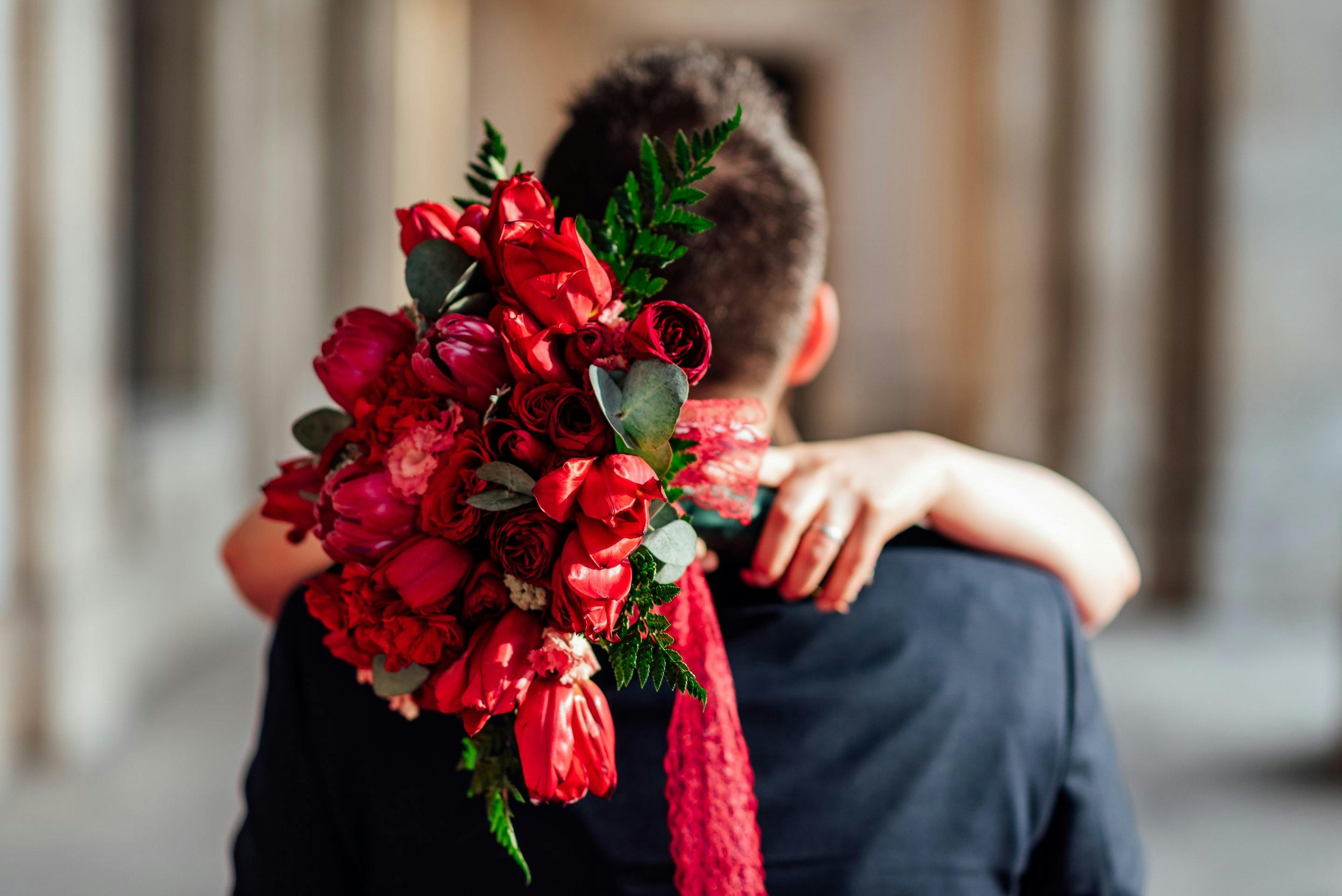 Une femme qui serre un homme dans ses bras | Source : Pexels