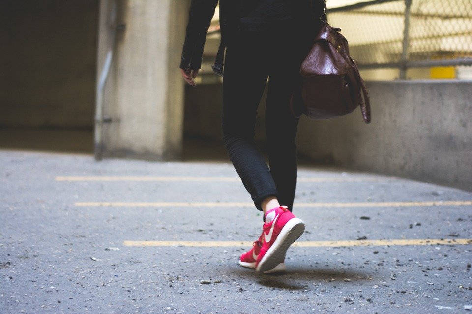 Une jeune femme qui sort de la rue. | Photo : pixabay.com