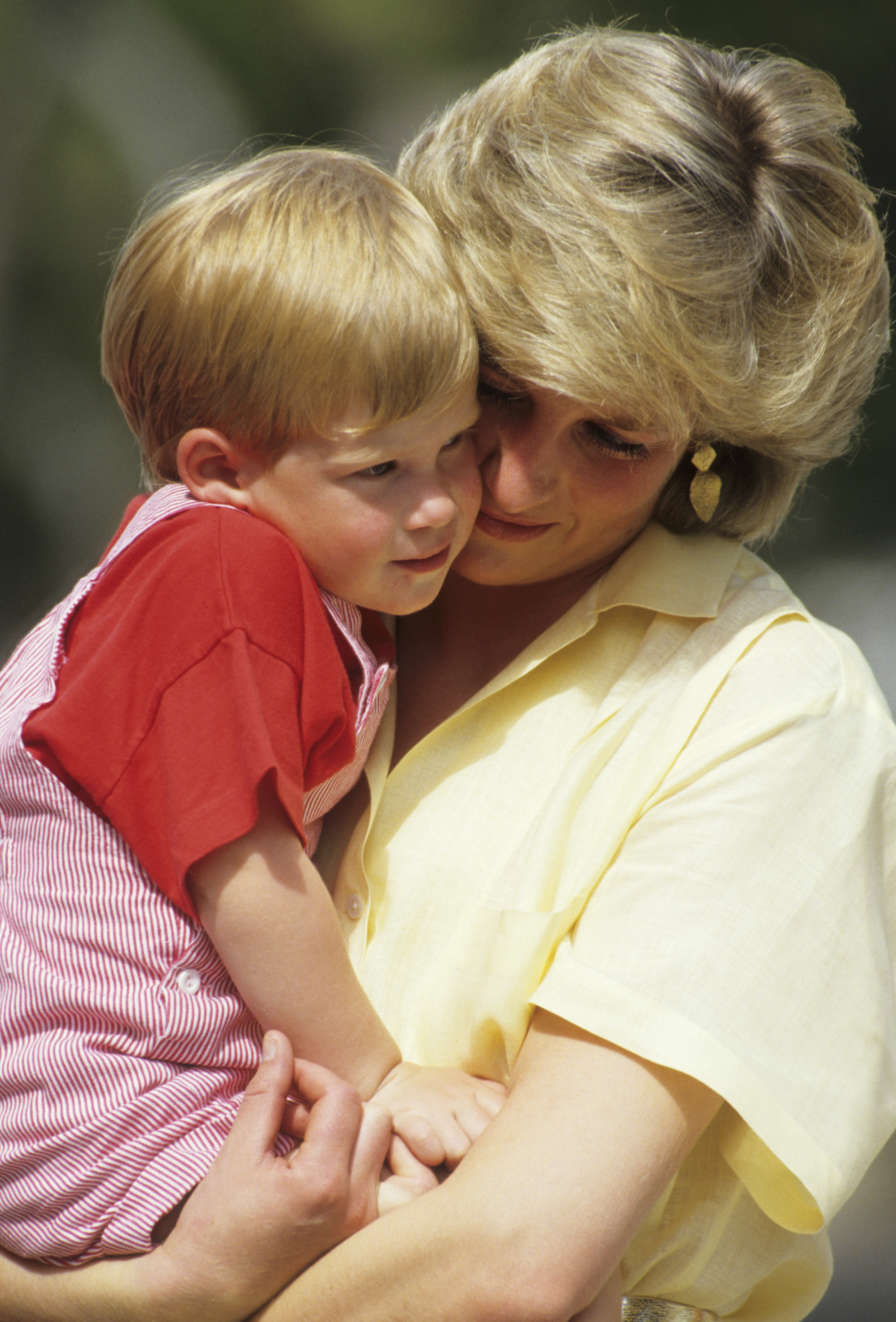 Le prince Harry et la princesse Diana à Majorque, en Espagne, le 10 août 1987 | Source : Getty Images