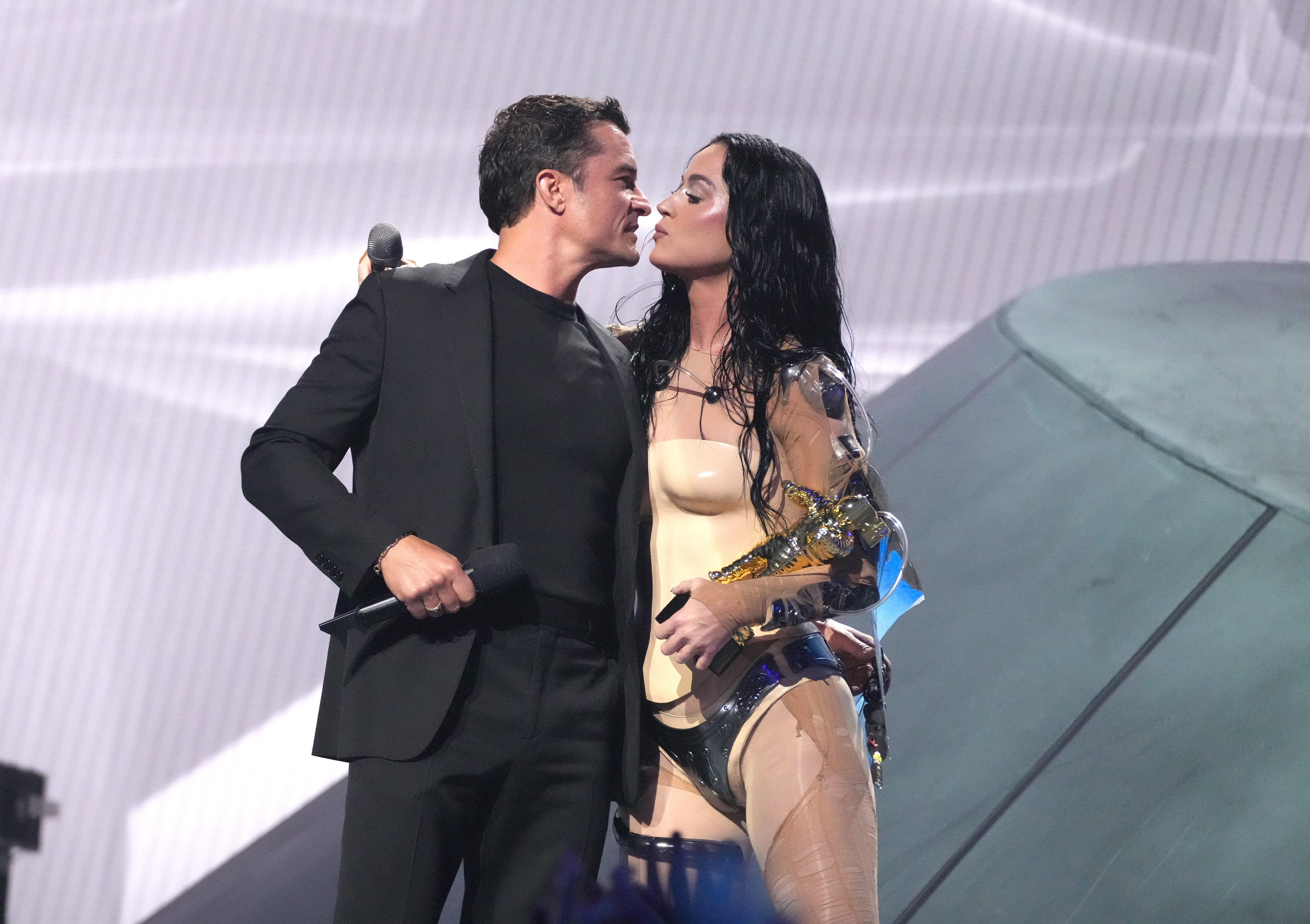 Katy Perry accepte le prix MTV Video Vanguard des mains d'Orlando Bloom sur scène lors des MTV Video Music Awards 2024 à Elmont, New York, le 11 septembre 2024 | Source : Getty Images