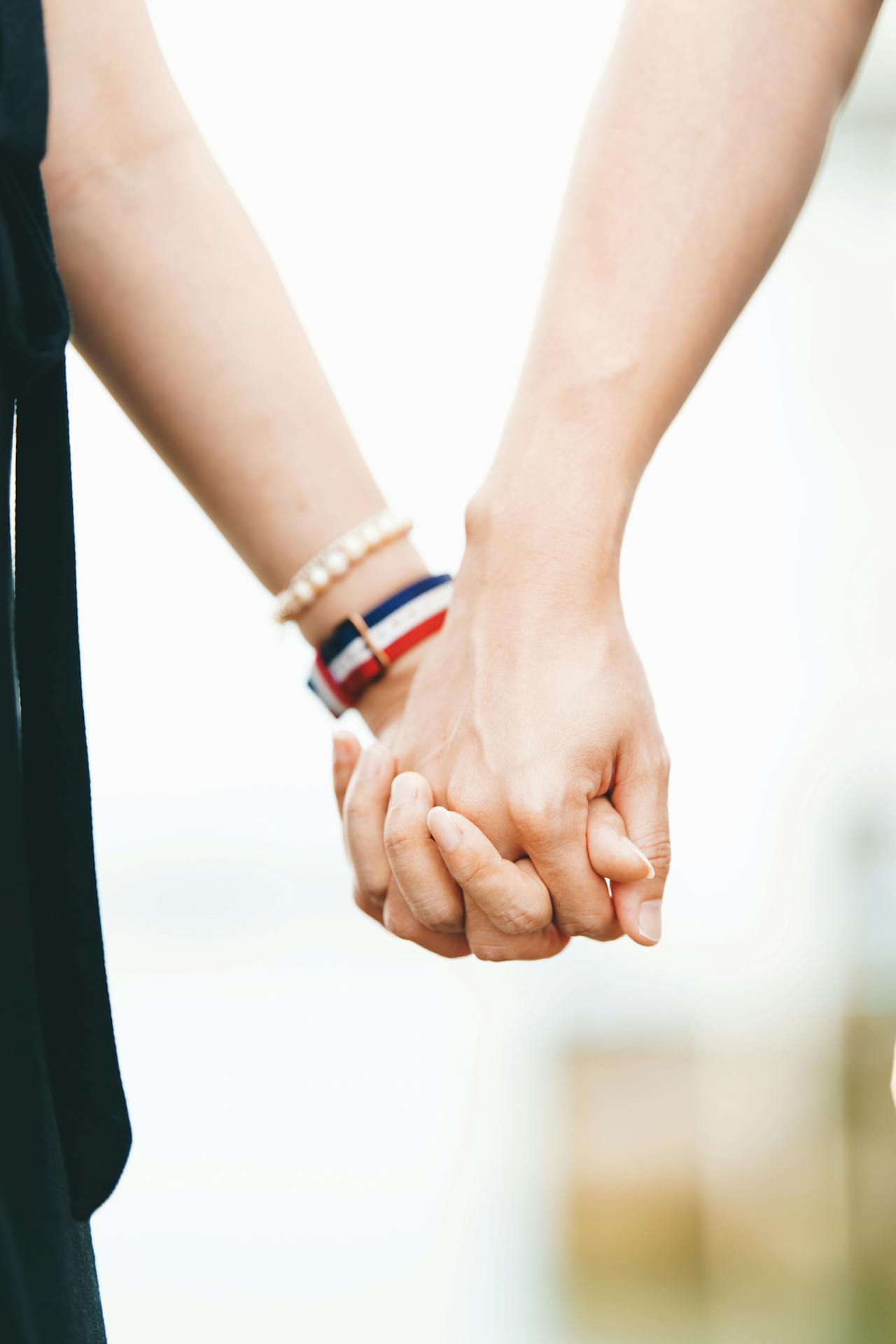 Un homme tenant la main de sa partenaire | Source : Pexels