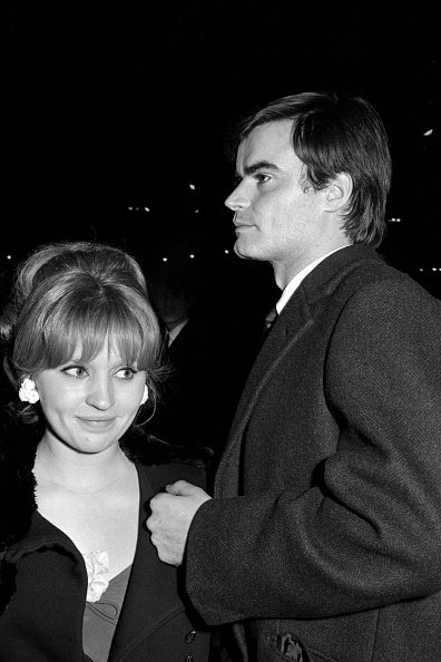 Jean-Claude Drouot et sa femme Claire lors de la première du film 'Le Bonheur' à Paris le 23 février 1965, France. | Photo : Getty Image