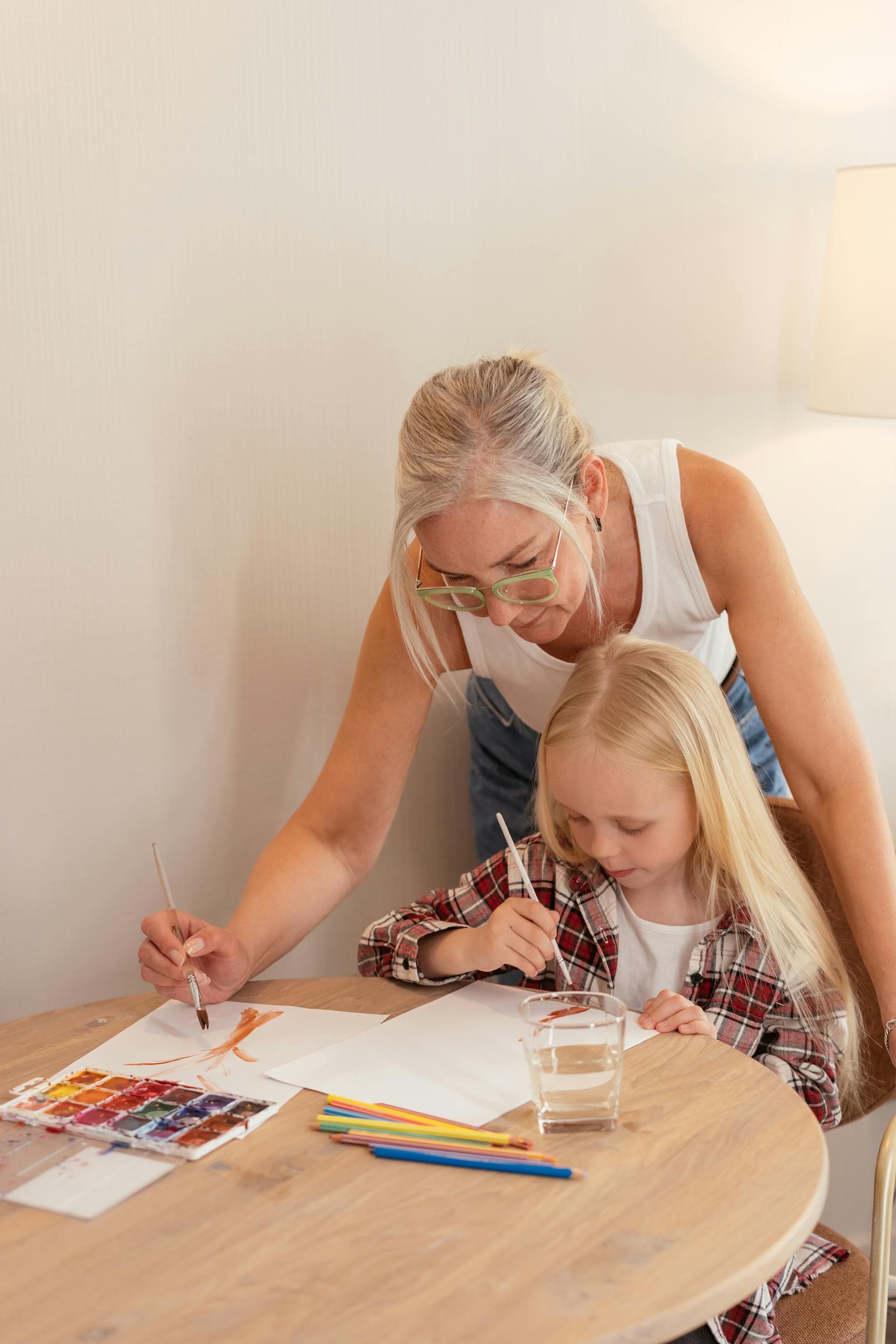 Une femme faisant une activité avec une petite fille | Source : Pexels
