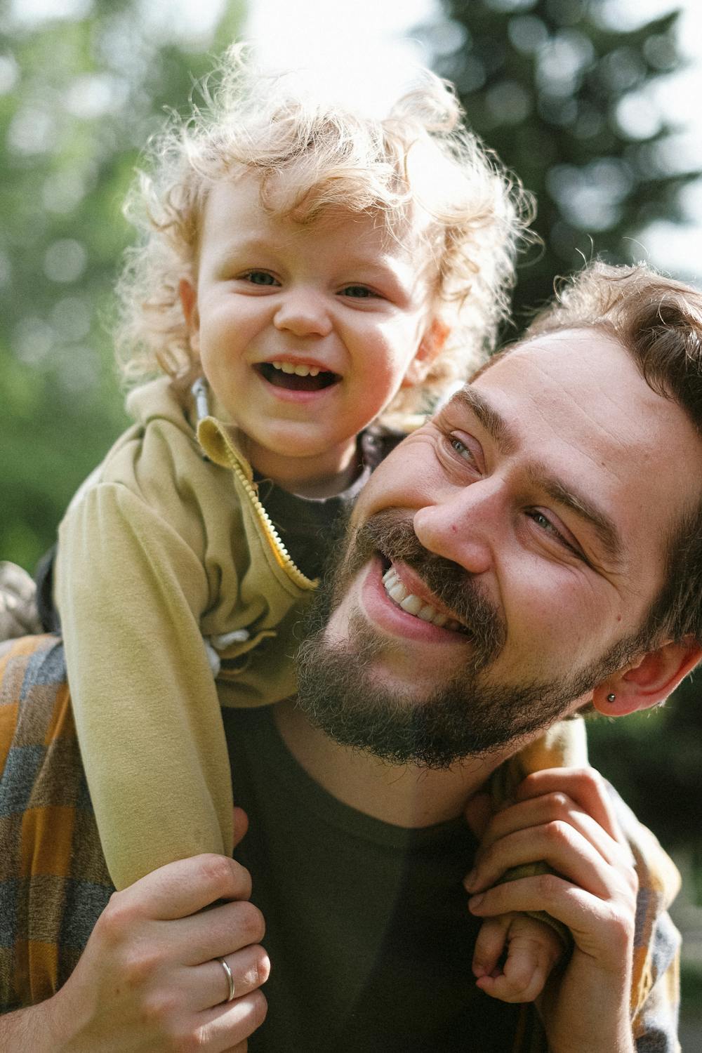 A man playing with his son ⏐ Source: Pexels