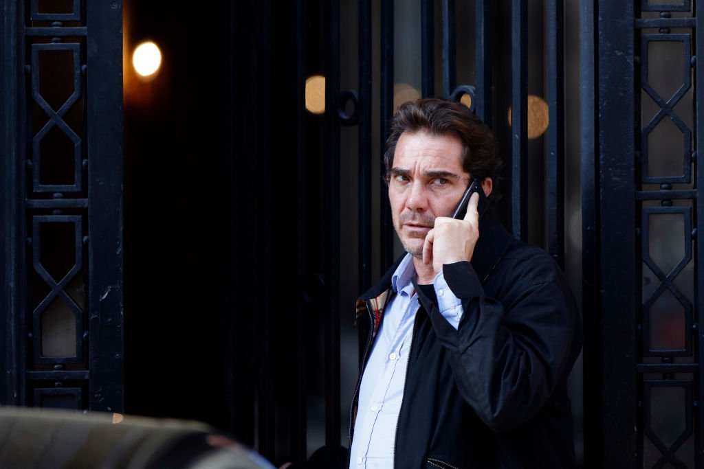 Sébastien Farran sort d'un rendez-vous avec leur avocat Ardavan Amir-Aslani à Paris, en France | Photo : Getty Images