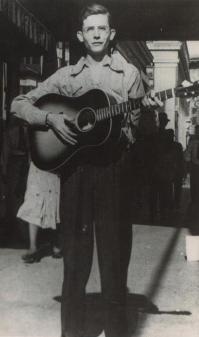 Hank Williams jouant de la guitare à Montgomery, Alabama, en 1938 | Photo : Wikimedia Commons Images