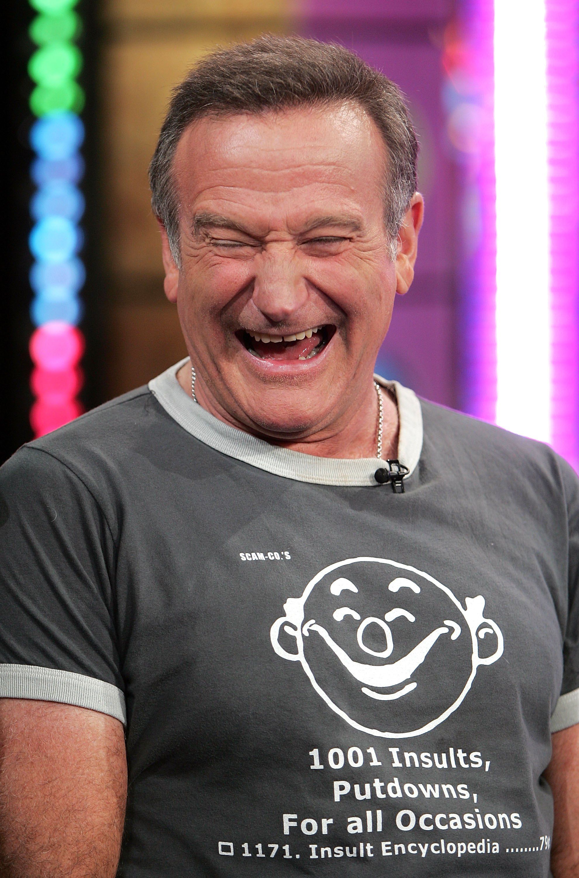 Robin Williams apparaît sur scène lors de l'émission Total Request Live de MTV. | Source : Getty Images