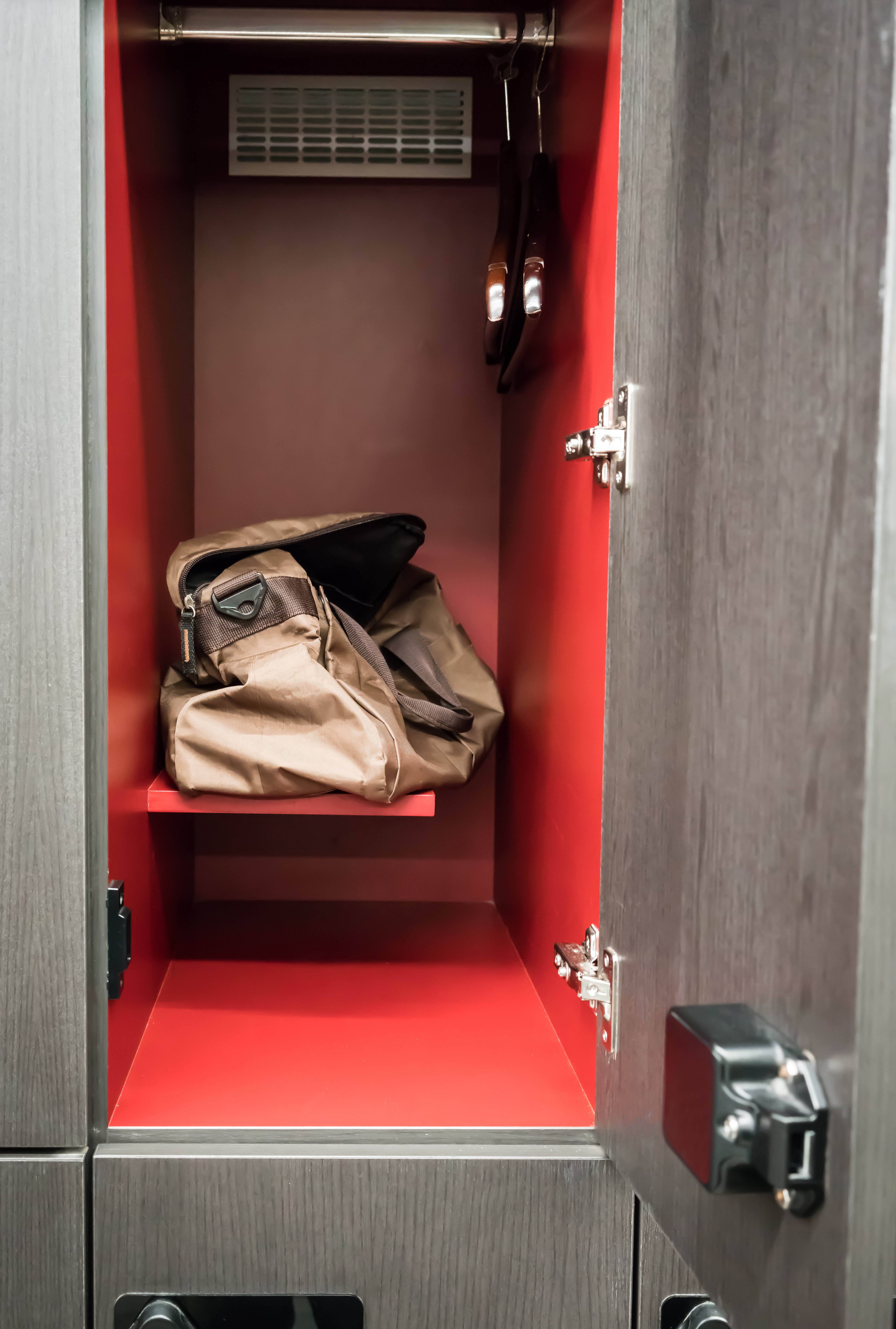 Un sac de sport dans un placard | Source : Shutterstock