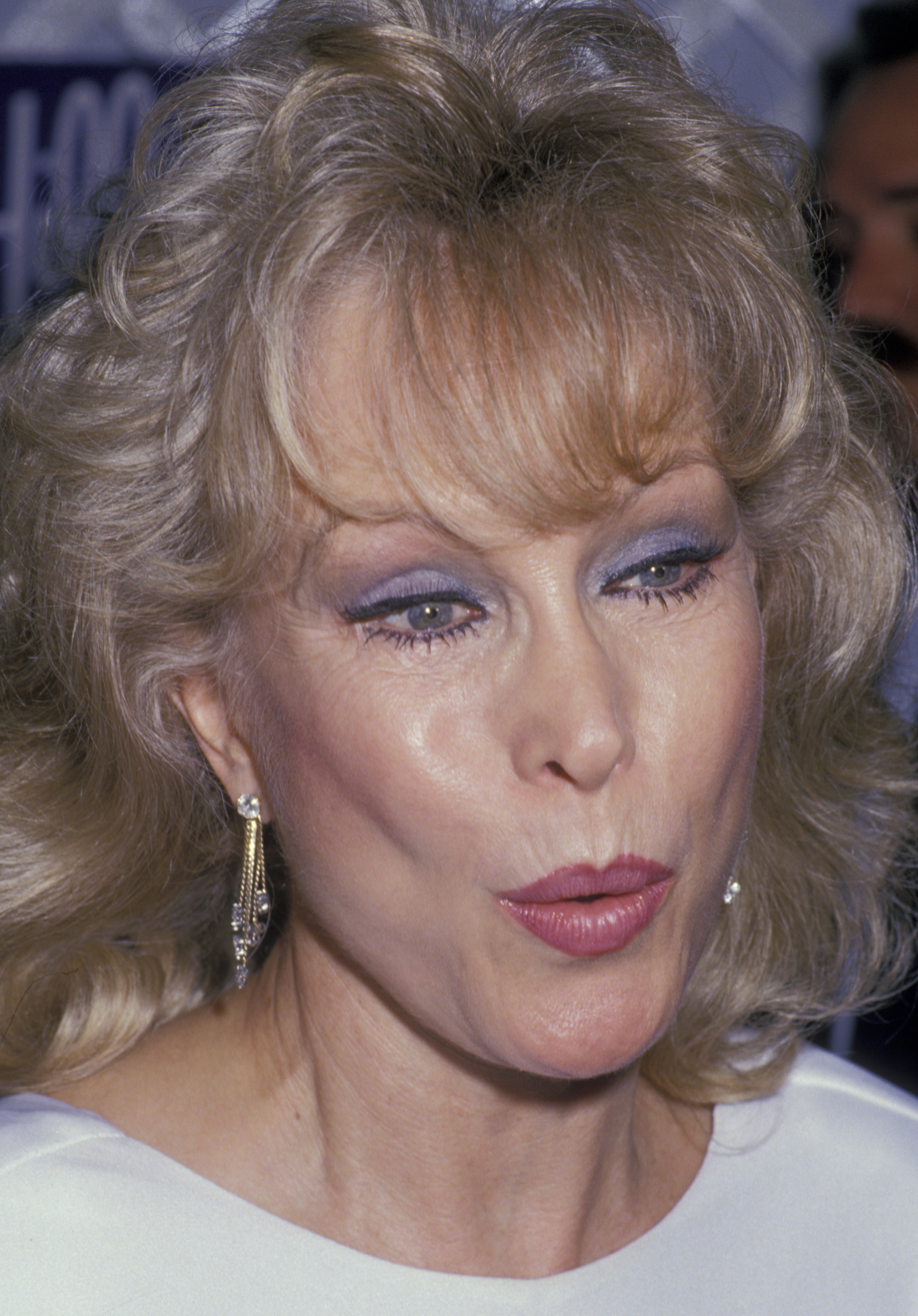 Barbara Eden assiste à la fête du 75e anniversaire de Beverly Hills, le 3 juillet 1988, en Californie. | Source : Getty Images