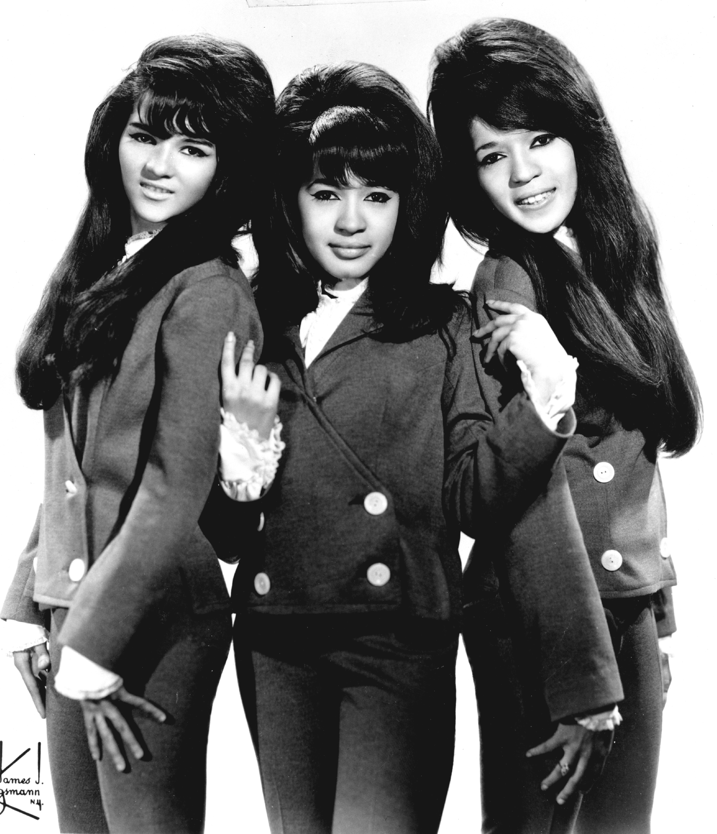 Nedra Talley, Veronica Bennett et Estelle Bennett posent pour un portrait en 1963 | Source : Getty Images