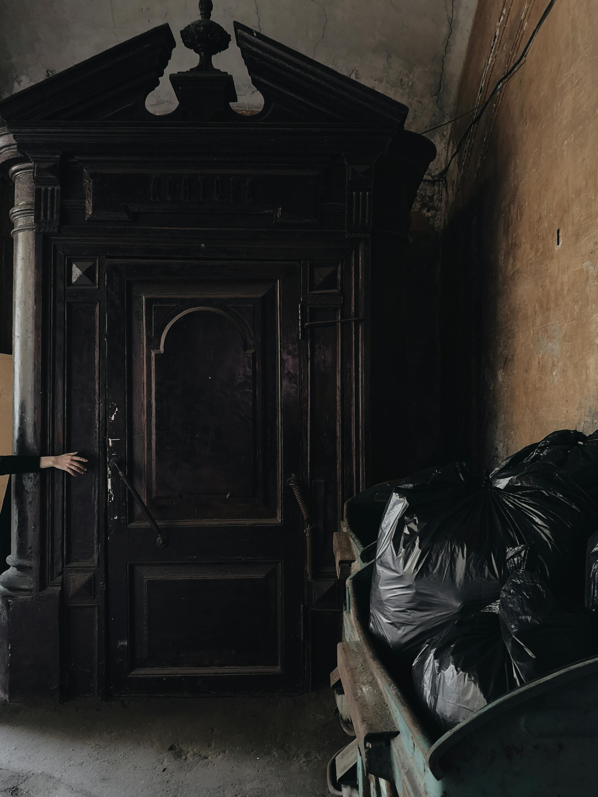 Sacs poubelles posés devant une porte | Source : Pexels