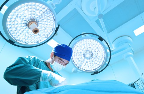 Un médecin en salle d'opération | Photo : Shutterstock