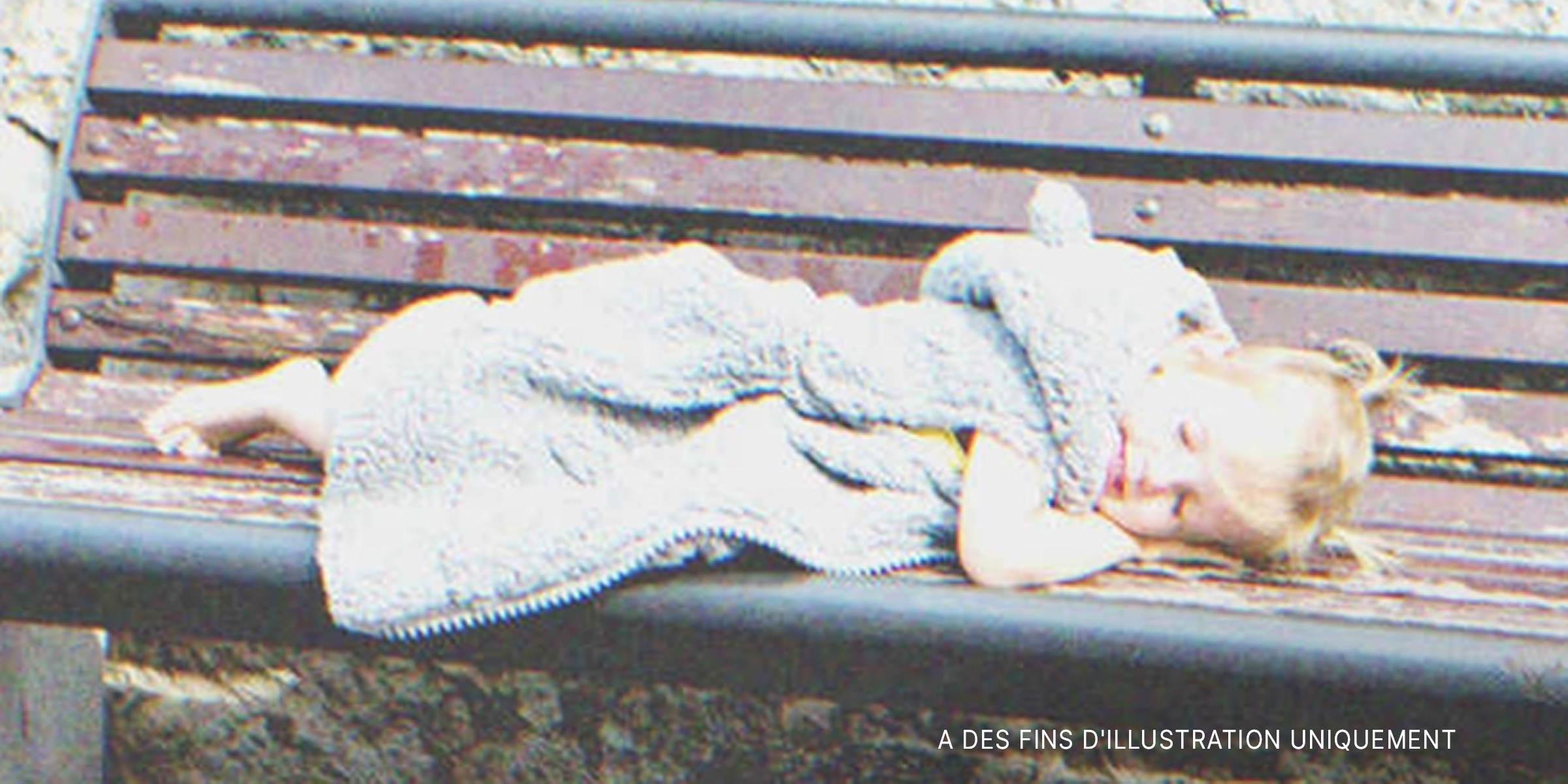 Une petite fille dormant sur un banc | Source : Shutterstock