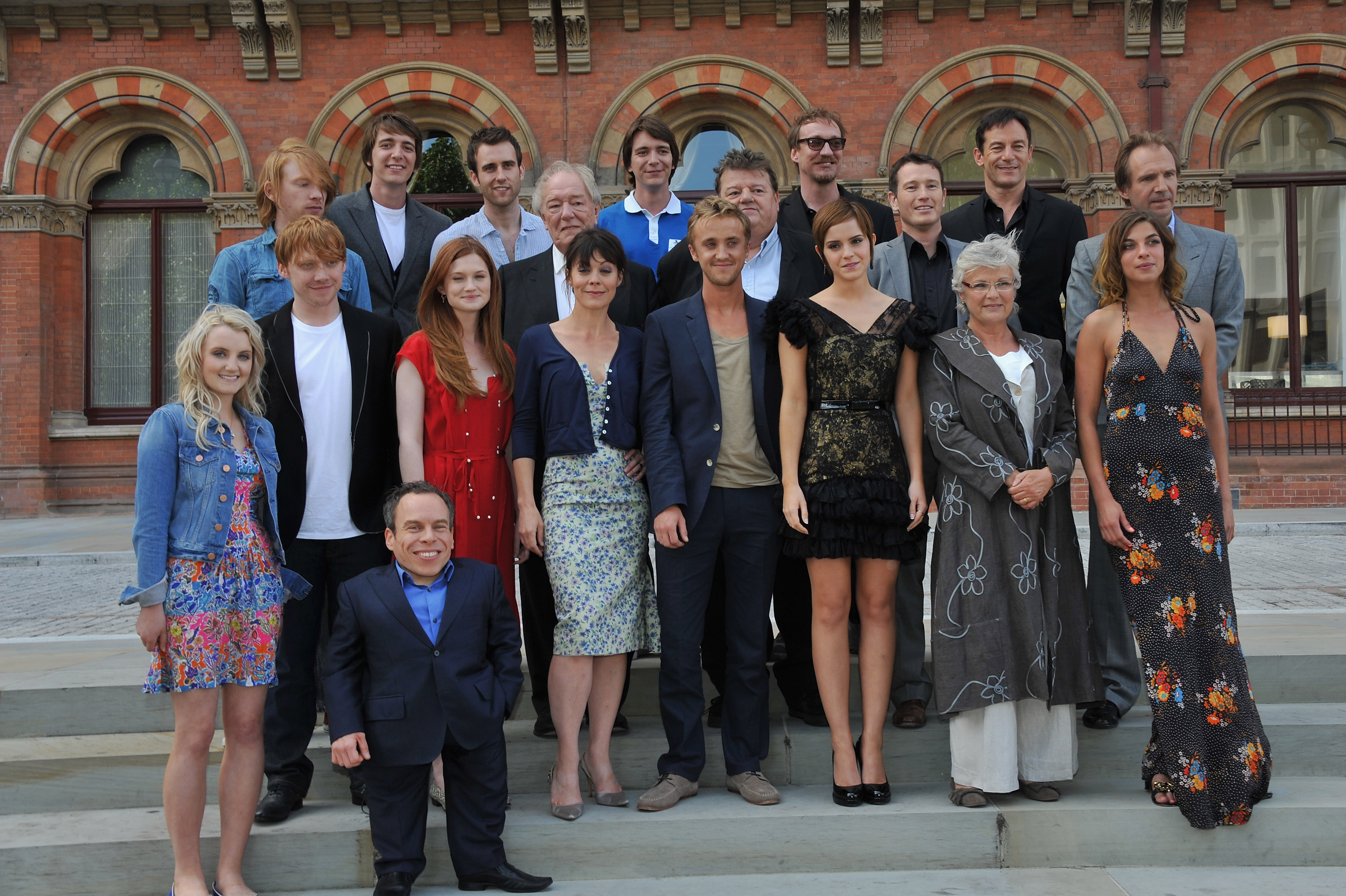 Sir Michael Gambon avec les acteurs de "Harry Potter et les reliques de la mort : Partie 2" à Londres, en Angleterre, le 6 juillet 2011 | Source : Getty Images
