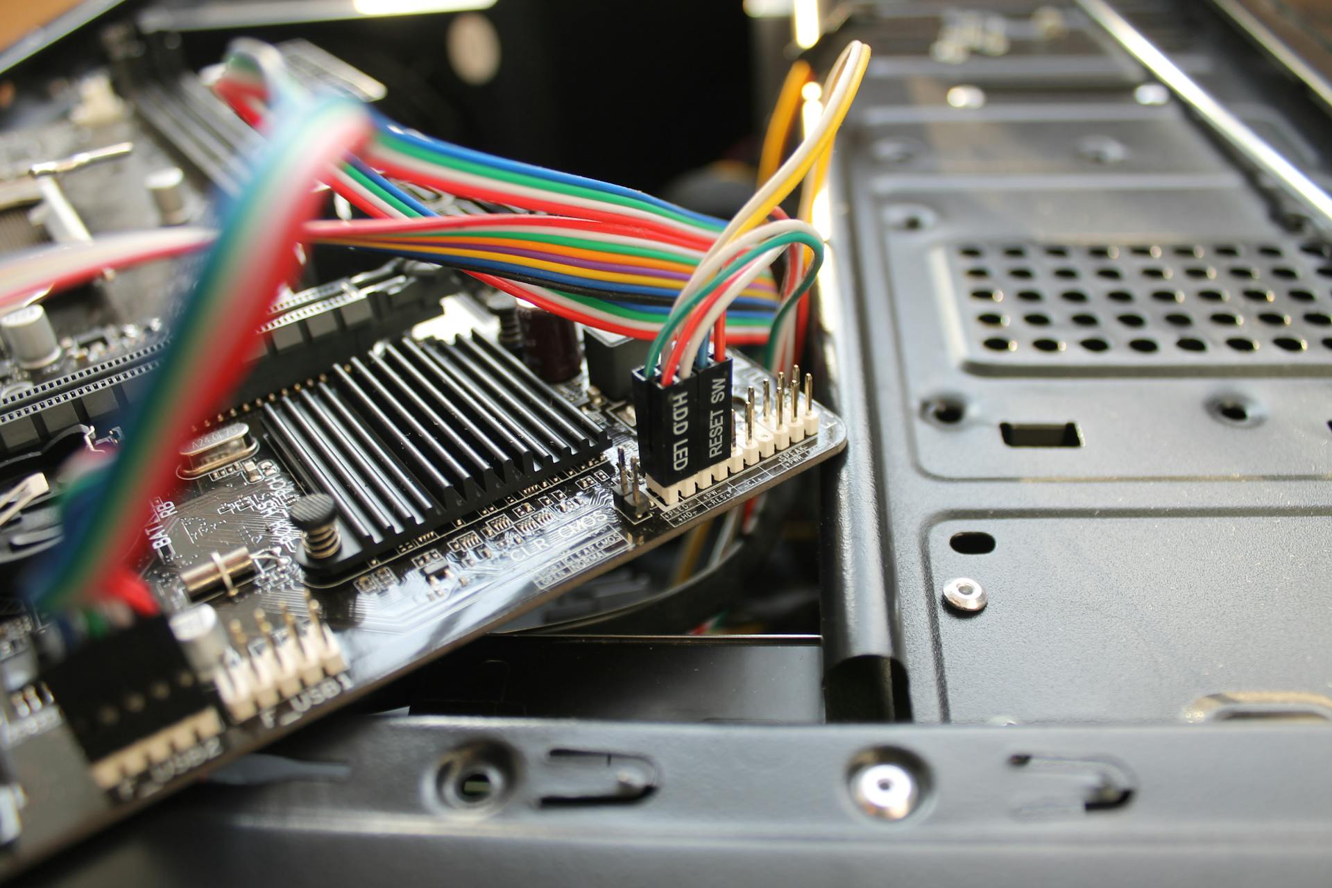 Une carte de circuit imprimé reposant sur un boîtier de PC de bureau | Source : Pexels