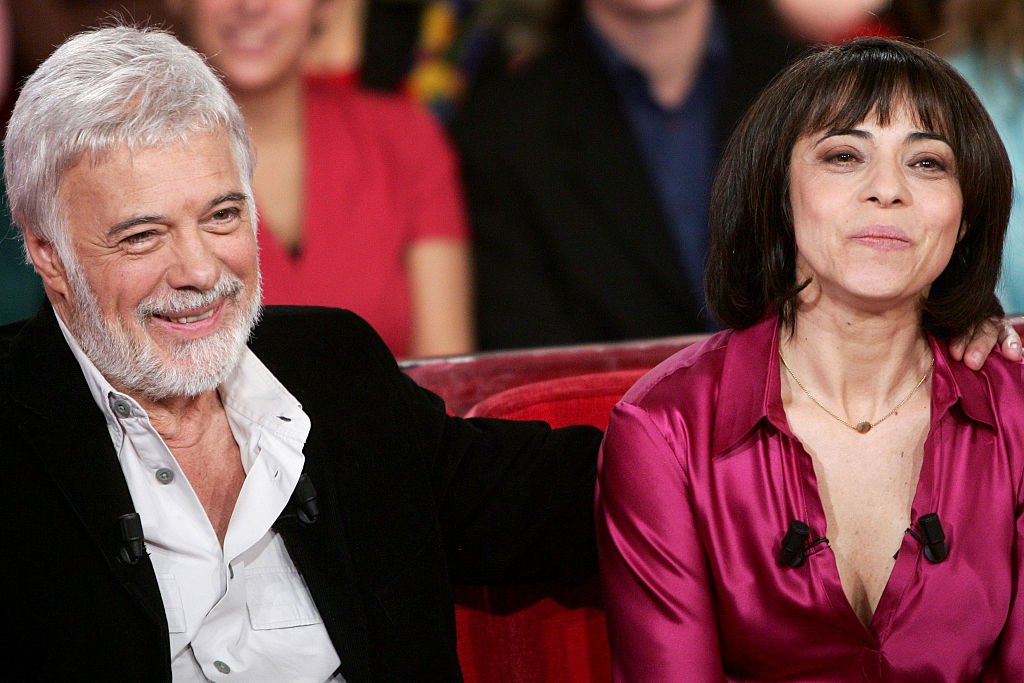 Guy Bedos avec sa fille Leslie sur le plateau de l'émission "Vivement Dimanche".  | Photo : Getty Images