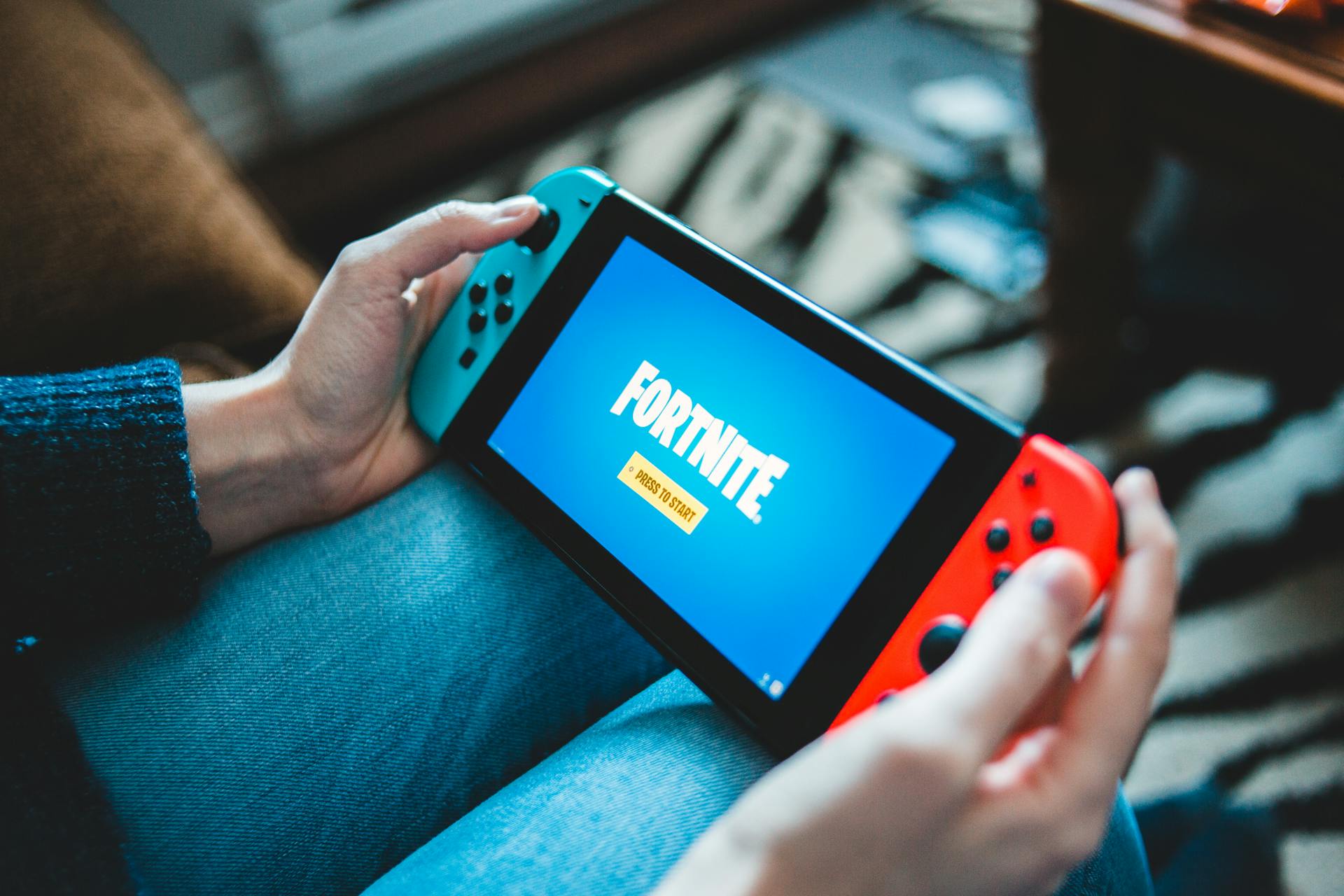 Un homme tenant une console de jeu | Source : Pexels