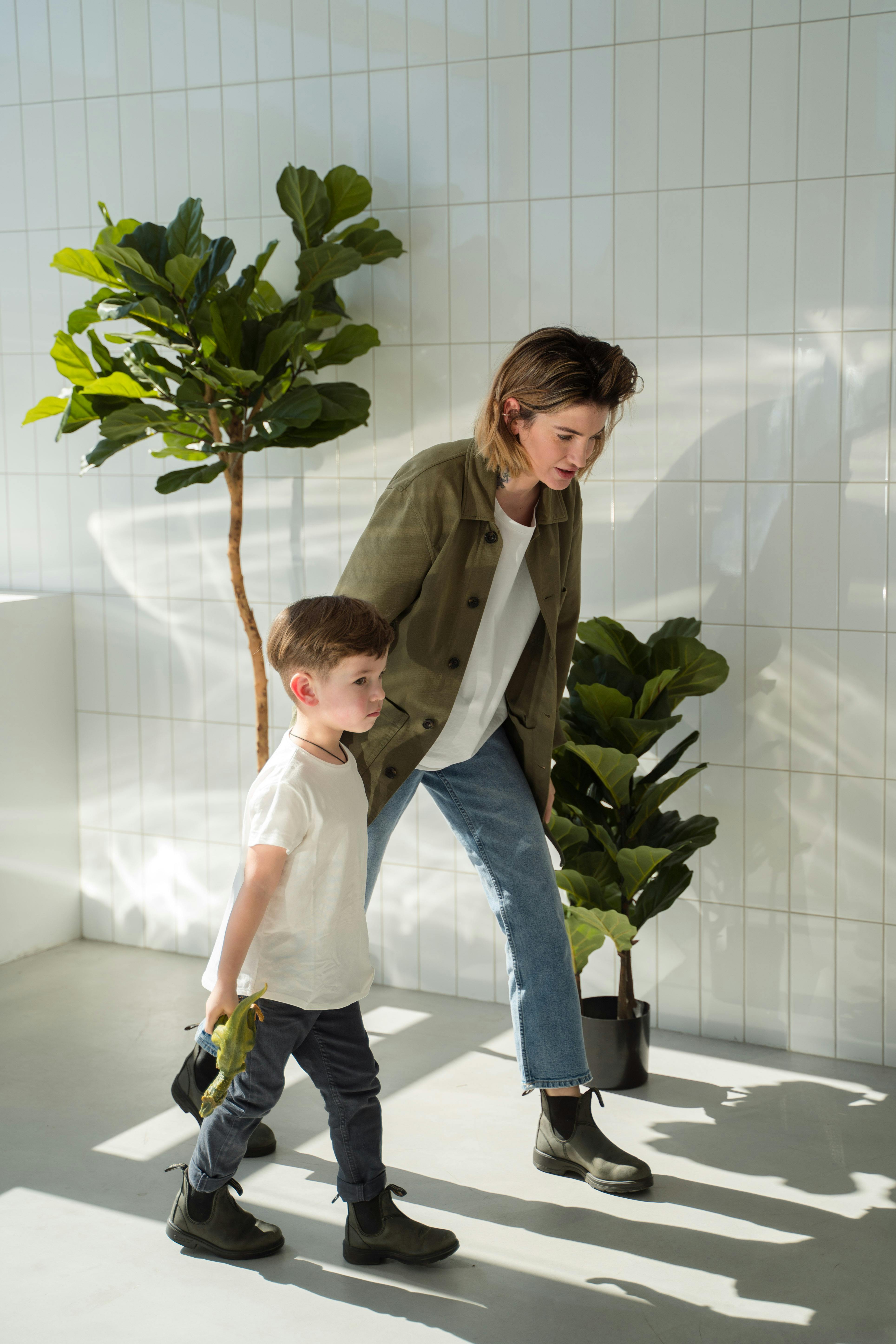 Une femme marchant avec un garçon | Source : Pexels