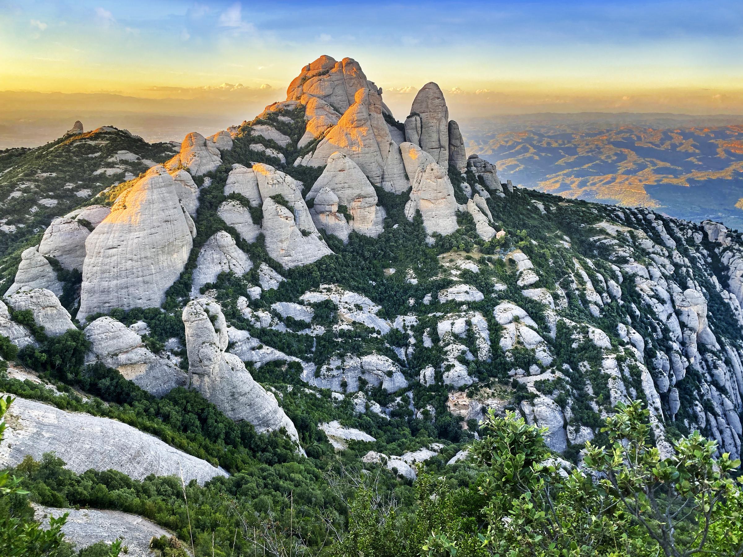 Les pics calcaires des montagnes de Montserrat, près de Barcelone, en Catalogne, en Espagne I Source : Getty Images