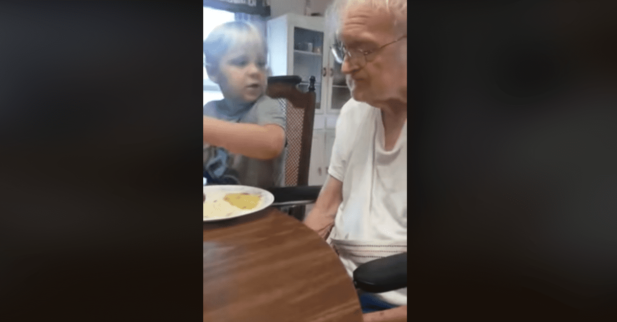 Colton Keith en train de nourrir son arrière-grand-père, Franklin. | Facebook/Nichole Eastridge