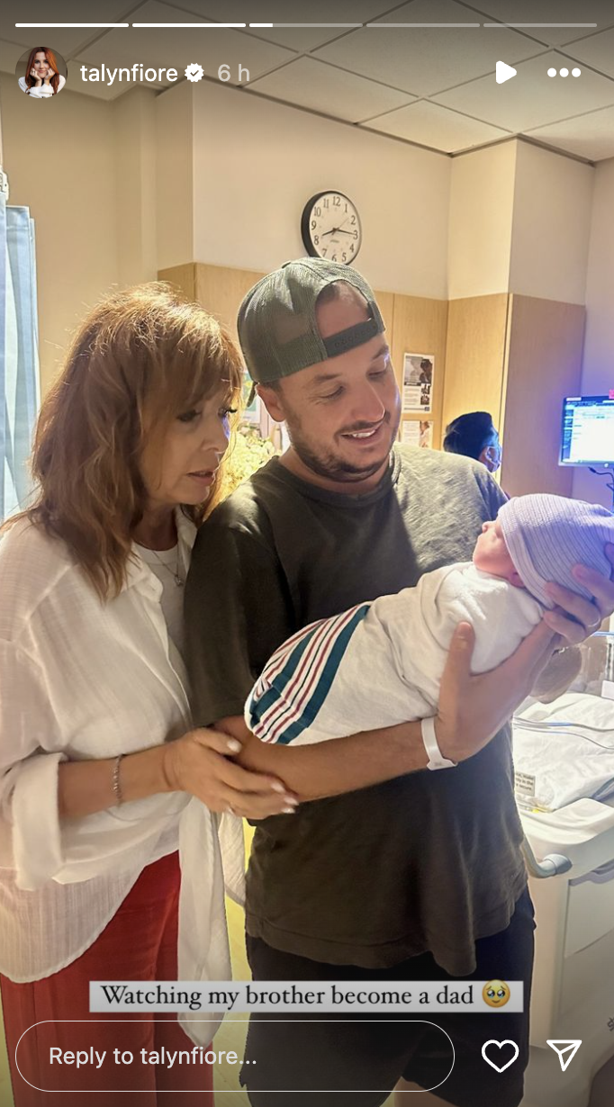 Une photo du mari de Taylor tenant leur bébé postée le 13 août 2024 | Source : Instagram/talynfiore