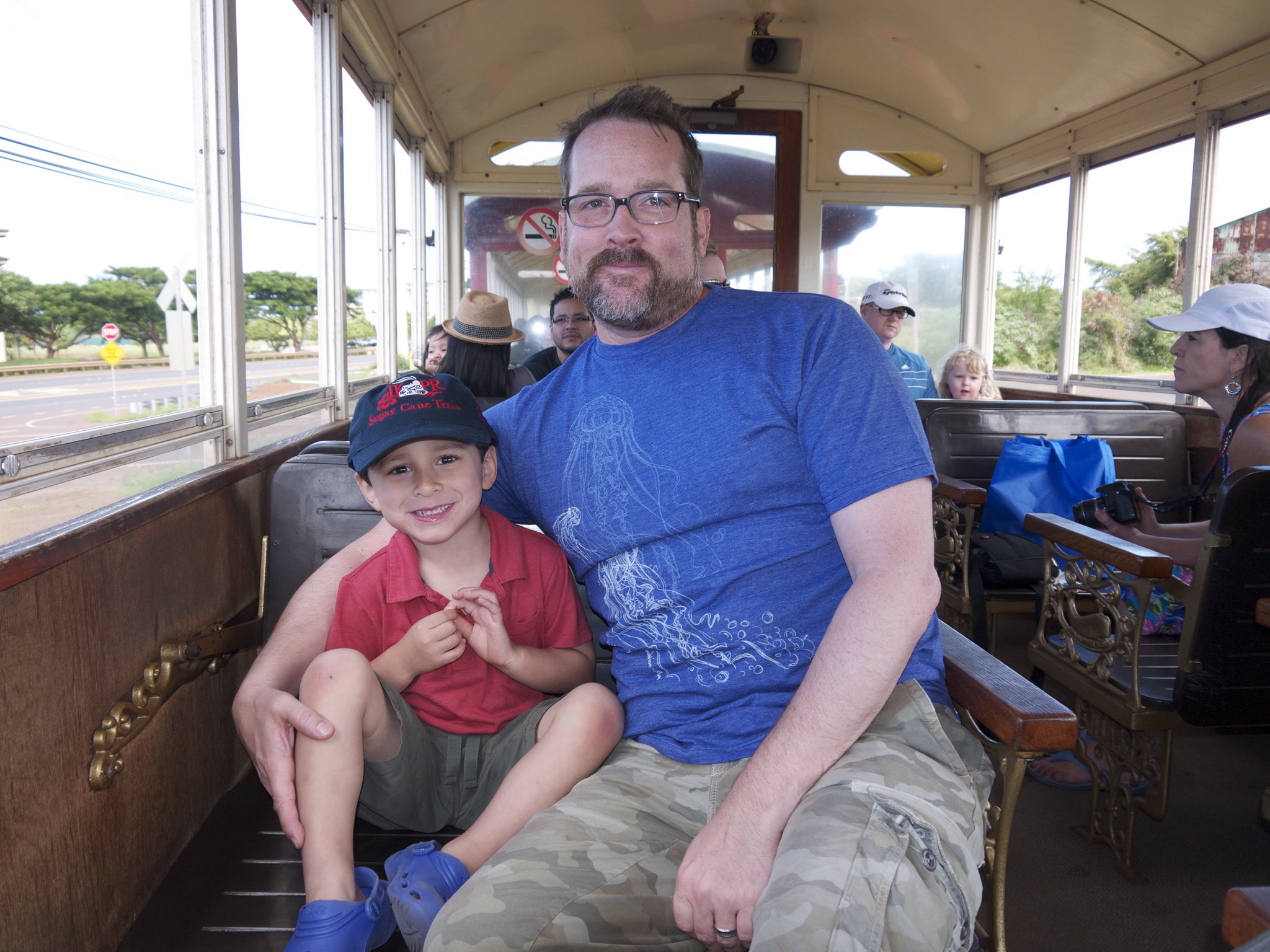 Un homme et un jeune garçon prenant les transports publics | Source : Flickr