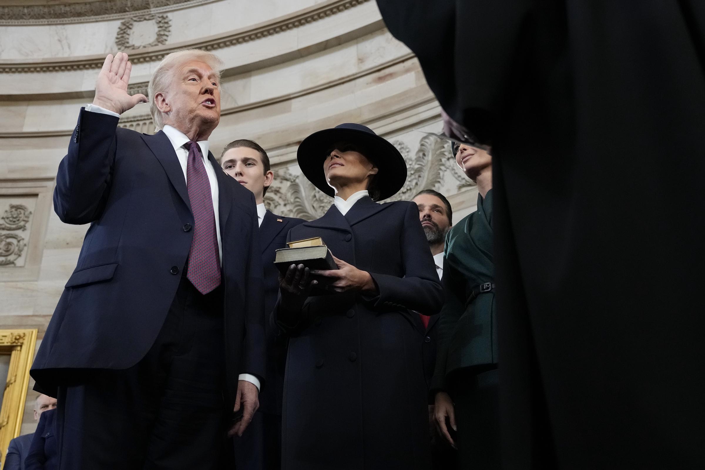 Donald Trump prête serment devant le juge en chef John Roberts sous le regard de Barron et Melania Trump. | Source : Getty Images