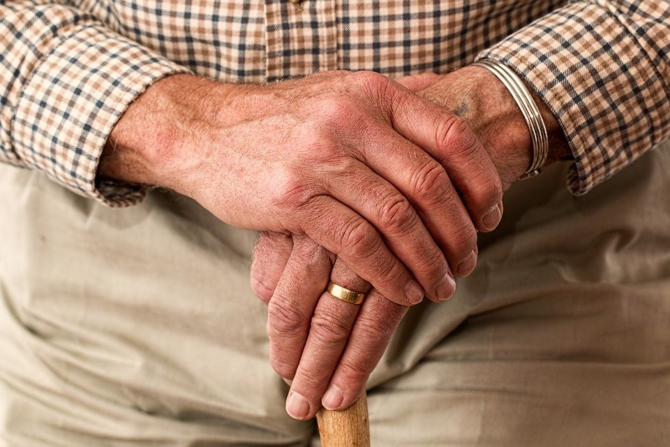 Un vieil homme avec une canne. l Source: Pixabay