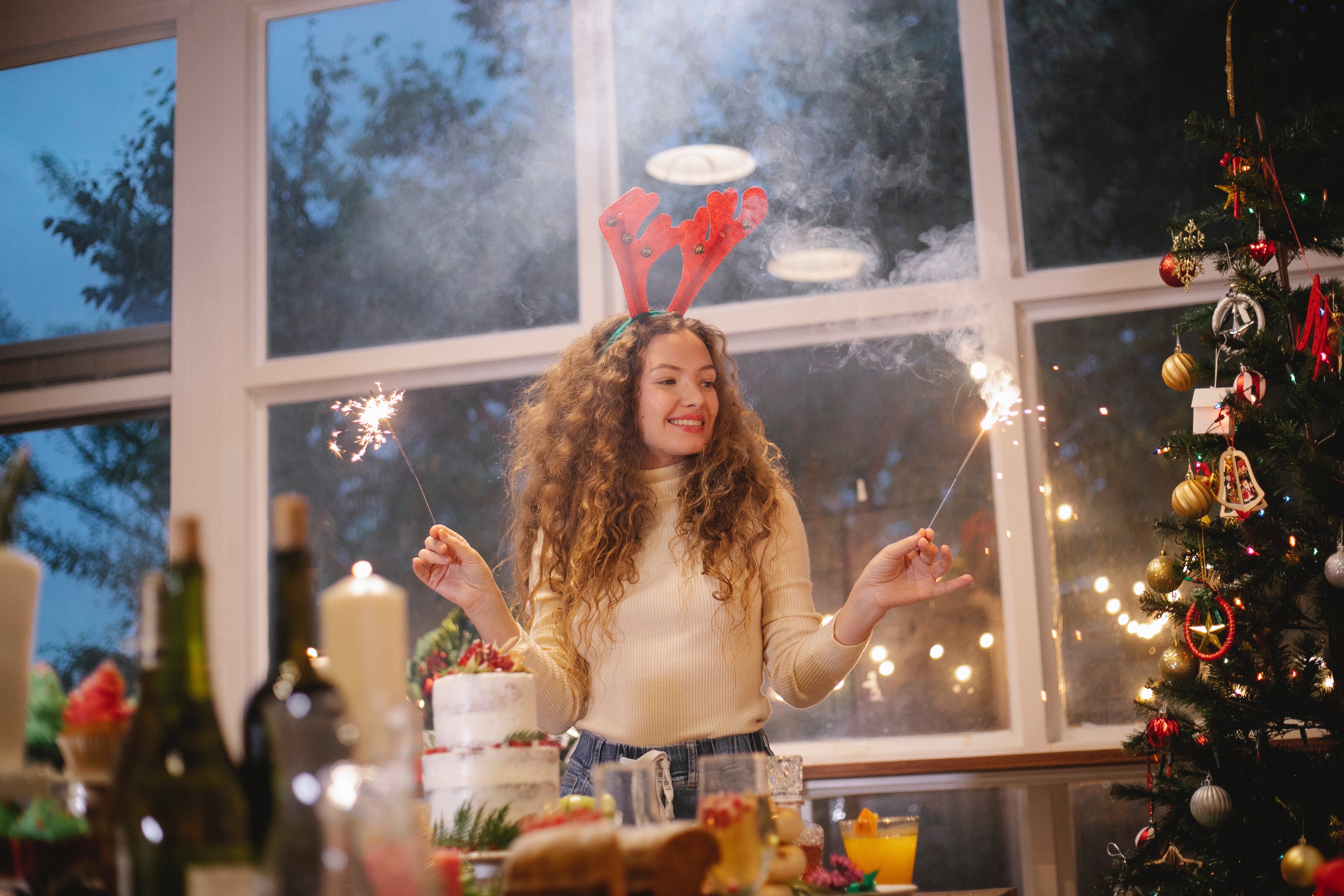Une femme avec des décorations de Noël | Source : Pexels
