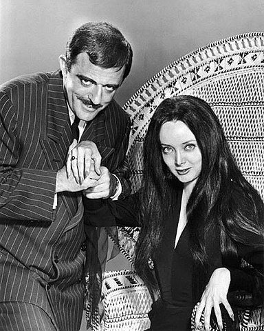 Carolyn Jones et John Astin dans "The Addams Family" en 1964. | Source : Wikimedia Commons.