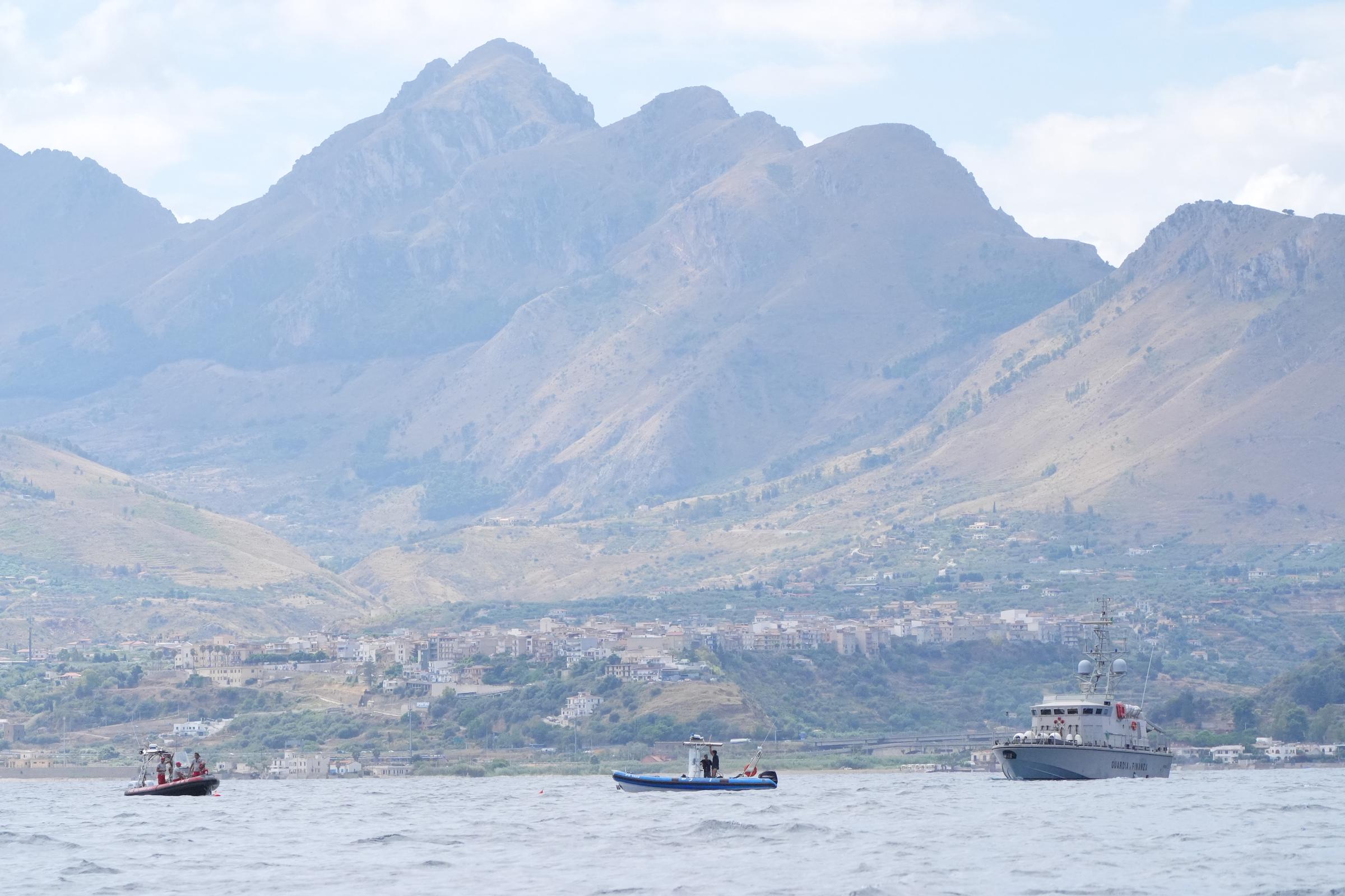 Équipes de plongée de la police et des pompiers italiens, et Guardia di Finanza sur le site de plongée Bayesian au large de Porticello, en Sicile, le 21 août 2024 | Source : Getty Images