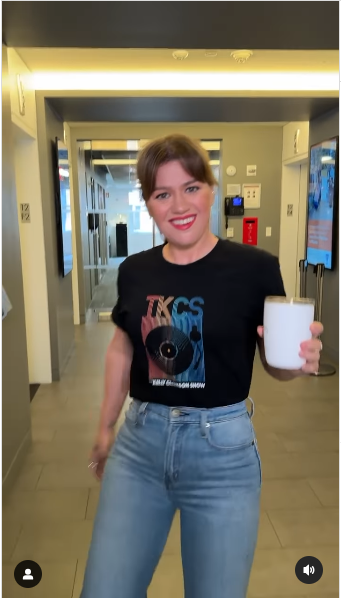 Une photo de Kelly Clarkson inaugurant une nouvelle coiffure tirée d'une vidéo postée le 23 septembre 2024 | Source : Instagram/kellyclarksonshow