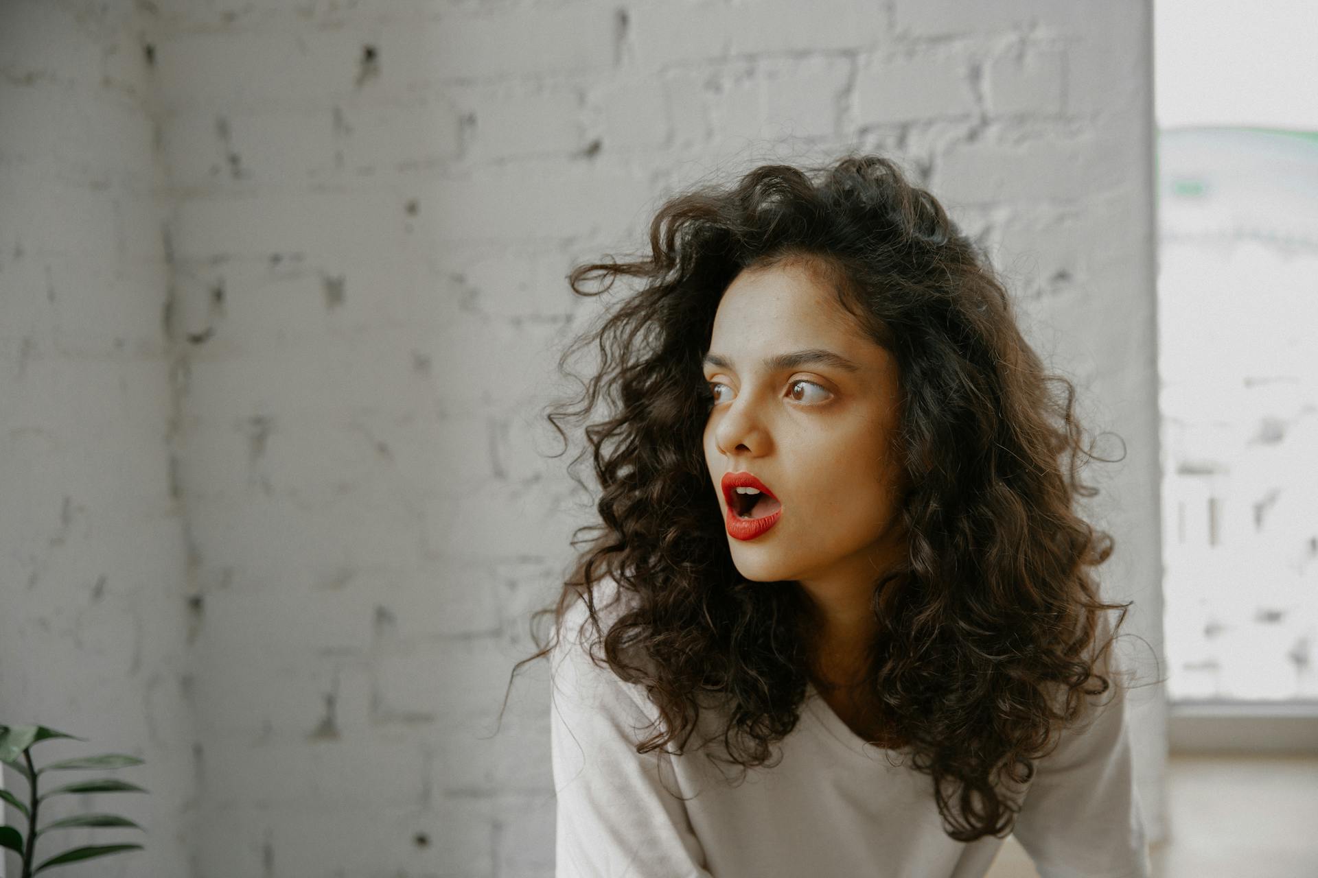 Une femme qui crie par-dessus son épaule | Source : Pexels