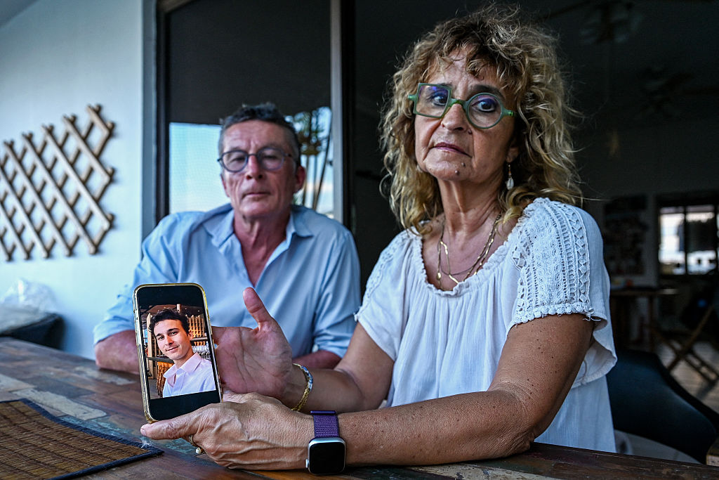 Jean Luc Felix et Sylvie Felix, parents de Tom Felix, ressortissant français détenu, montrent une photo de leur fils dans leur appartement à Singapour. | Source : Getty Images